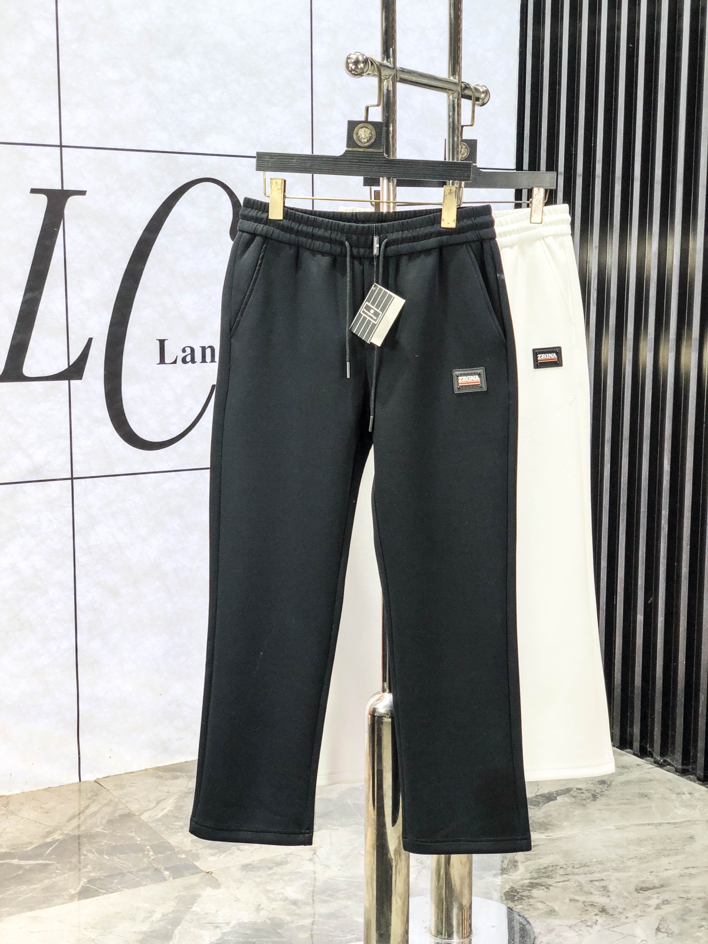 NO:594814,. Zegna. New products from Zegna's 25th autumn and winter counters are on the market at the same time. High-quality fashionable casual pants made from original orders. Super versatile. Exclusively customized fabrics, with a delicate and soft feel, comfortable next to the body, and a super stylish upper body! The latest hardware accessories from the w7 original customization counter. Super beautiful shape, the upper body shows slender legs, and the lining and wiring are impeccable. It can be attended to any occasion. Once again, the fabric is very high-end! Size m-3xL.m wears 28.29,,zegna,alexander wang19860909.杰尼亚.25年秋冬专柜新品同步上市.原单订制高品质时尚休闲裤.超级百搭款.独家定制面料,手感细腻柔软,贴身舒适,上身超有型！w7原版定制专柜最新五金辅料.超靓版型、上身显腿修长,內里,走线都无可挑剔,任何场合都可出席,再次强调面料非常非常显档次！码数m-3xL.m穿28.29,,zegna,alexander wang,Men's clothing