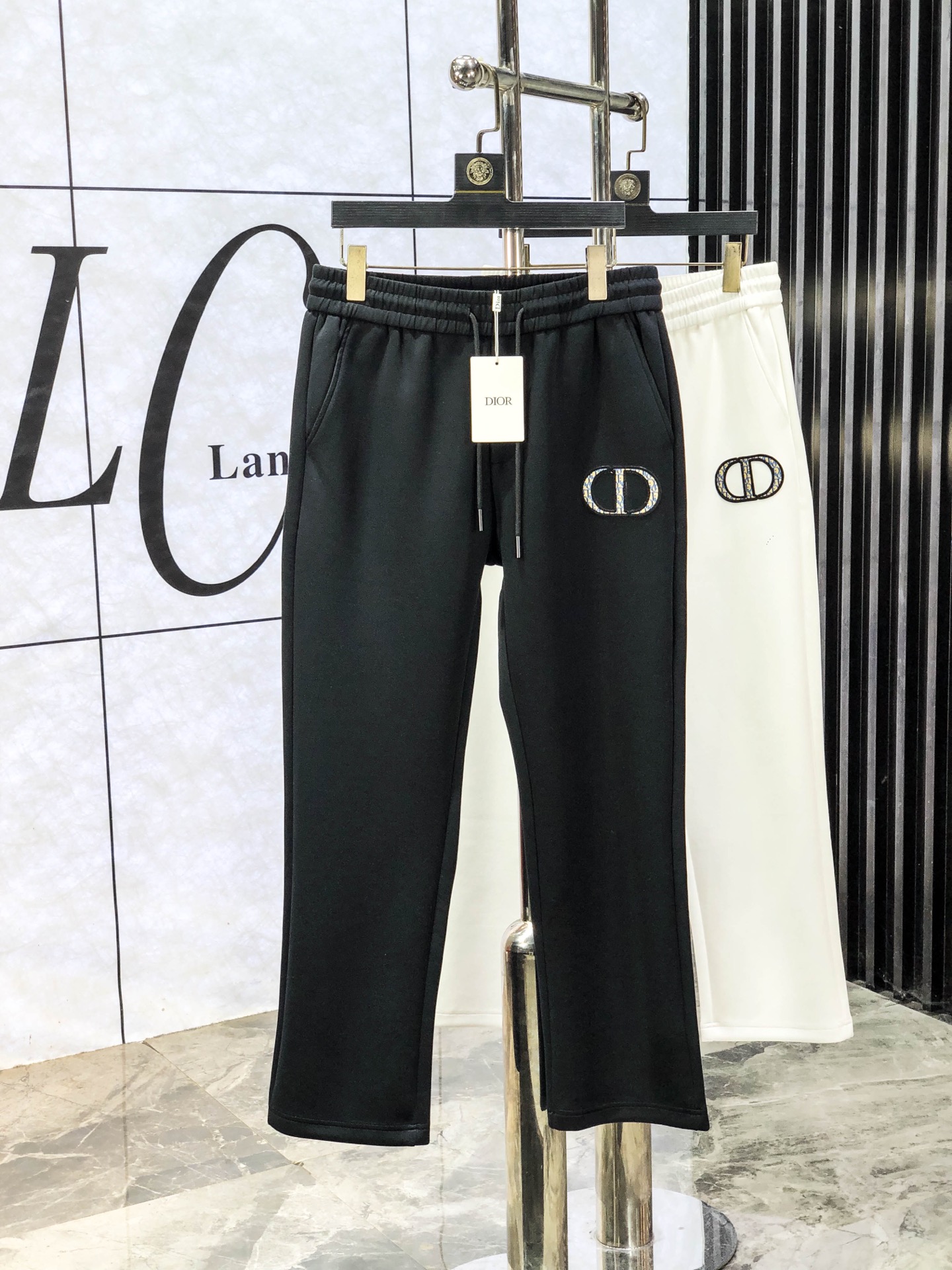NO:594817,.Dior.25 new autumn and winter counter products are launched at the same time. High-quality fashionable casual pants made from original orders. Super versatile. Exclusively customized fabrics, delicate and soft to the touch, comfortable to the body, and super stylish on the upper body! The latest hardware accessories from the w7 original customization counter. Super beautiful shape, the upper body shows slender legs, and the lining and wiring are impeccable. It can be attended to any occasion. Once again, the fabric is very high-end! Size m-3xL.m wears 28.29, dior, alexander wang19860909.Dior.25年秋冬专柜新品同步上市.原单订制高品质时尚休闲裤.超级百搭款.独家定制面料,手感细腻柔软,贴身舒适,上身超有型！w7原版定制专柜最新五金辅料.超靓版型、上身显腿修长,內里,走线都无可挑剔,任何场合都可出席,再次强调面料非常非常显档次！码数m-3xL.m穿28.29,,dior,alexander wang,Men's clothing