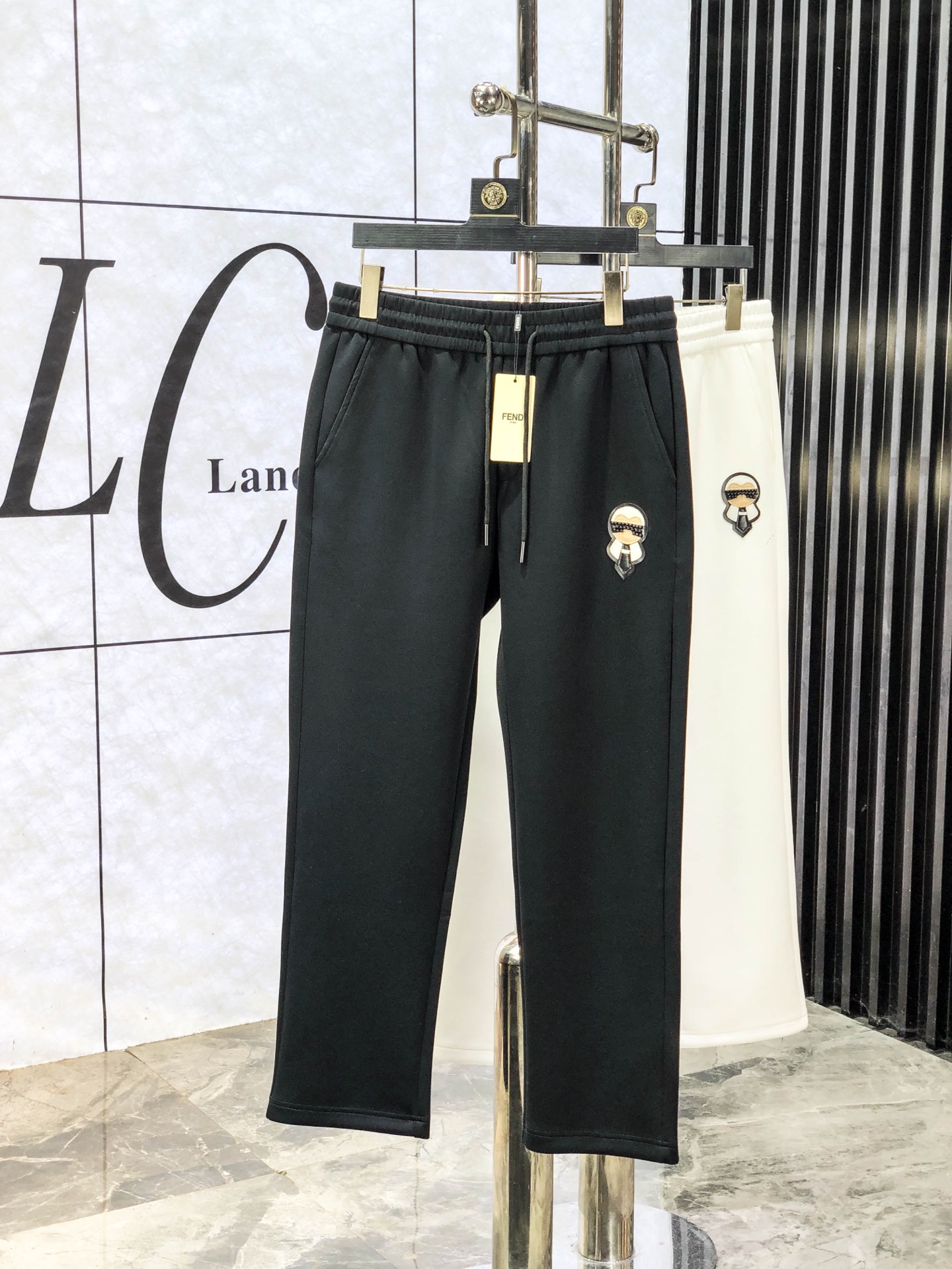 NO:594792,. Fendi. The new products of 2025 autumn and winter counters are launched simultaneously. High-quality fashionable casual pants made from original orders. Super versatile. Exclusively customized fabrics, soft and delicate feel, comfortable next to the body, and super stylish on the upper body! The latest hardware accessories from the w7 original customization counter. Super beautiful shape, the upper body shows slender legs, and the lining and wiring are impeccable. It can be attended to any occasion. Once again, the fabric is very high-quality! Size m-3xL.m wears 28.29,,fendi,alexander wang19860909.芬迪.25年秋冬专柜新品同步上市.原单订制高品质时尚休闲裤.超级百搭款.独家定制面料,手感细腻柔软,贴身舒适,上身超有型！w7原版定制专柜最新五金辅料.超靓版型、上身显腿修长,內里,走线都无可挑剔,任何场合都可出席,再次强调面料非常非常显档次！码数m-3xL.m穿28.29,,fendi,alexander wang,Men's clothing