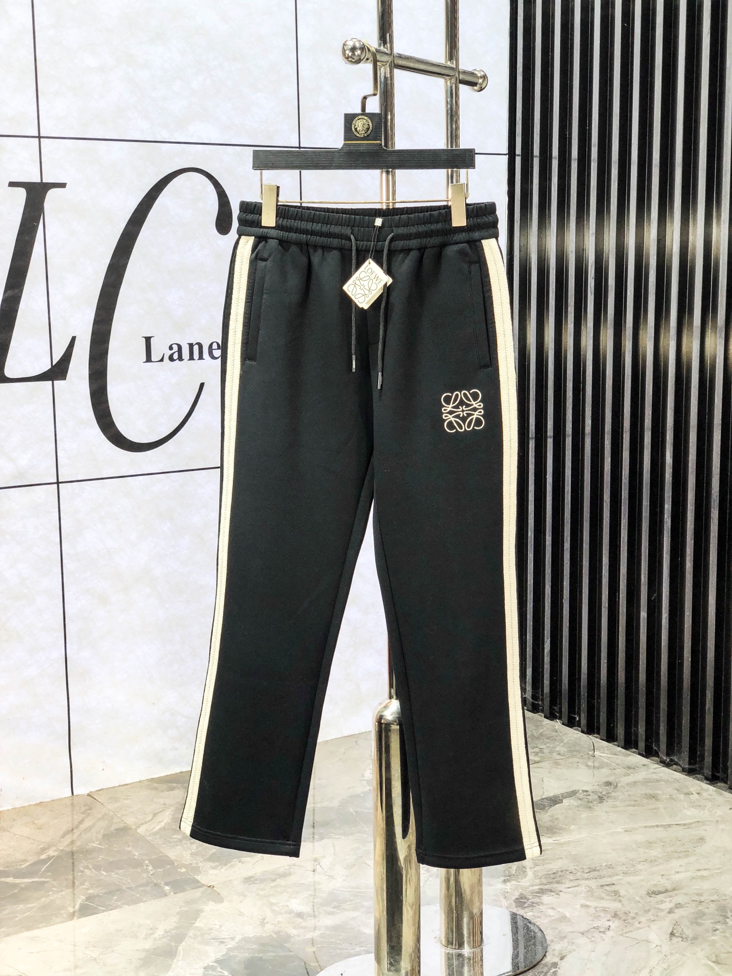 NO:594795,.Loewe. New products from the 25th autumn and winter counters are launched simultaneously. High-quality fashionable casual pants made from original orders. Super versatile. Exclusively customized fabrics, with a delicate and soft feel, comfortable close-fitting, and a super stylish upper body! The latest hardware accessories from the w7 original customization counter. Super beautiful shape, the upper body shows slender legs, and the lining and wiring are impeccable. It can be attended to any occasion. Once again, the fabric is very high-end! Size m-3xL.m wears 28.29,,loewe,alexander wang19860909.罗意威.25年秋冬专柜新品同步上市.原单订制高品质时尚休闲裤.超级百搭款.独家定制面料,手感细腻柔软,贴身舒适,上身超有型！w7原版定制专柜最新五金辅料.超靓版型、上身显腿修长,內里,走线都无可挑剔,任何场合都可出席,再次强调面料非常非常显档次！码数m-3xL.m穿28.29,,loewe,alexander wang,Men's clothing