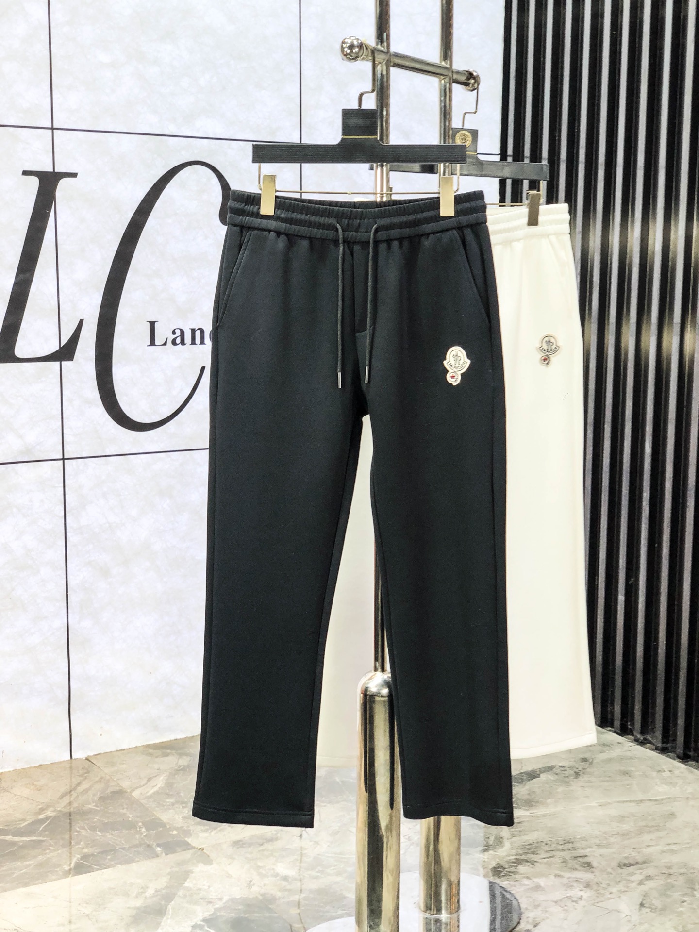 NO:594798,. Meng Mouth. New products in the 25th autumn and winter counters are launched simultaneously. High-quality fashionable casual pants made from original orders. Super versatile. Exclusively customized fabrics, soft and delicate feel, comfortable next to the body, and super stylish on the upper body! The latest hardware accessories from the w7 original customization counter. Super beautiful shape, the upper body shows slender legs, and the lining and wiring are impeccable. It can be attended to any occasion. Once again, the fabric is very high-quality! Size m-3xL.m wears 28.29,,Moncler,alexander wang19860909.蒙口.25年秋冬专柜新品同步上市.原单订制高品质时尚休闲裤.超级百搭款.独家定制面料,手感细腻柔软,贴身舒适,上身超有型！w7原版定制专柜最新五金辅料.超靓版型、上身显腿修长,內里,走线都无可挑剔,任何场合都可出席,再次强调面料非常非常显档次！码数m-3xL.m穿28.29,,Moncler,alexander wang,Men's clothing