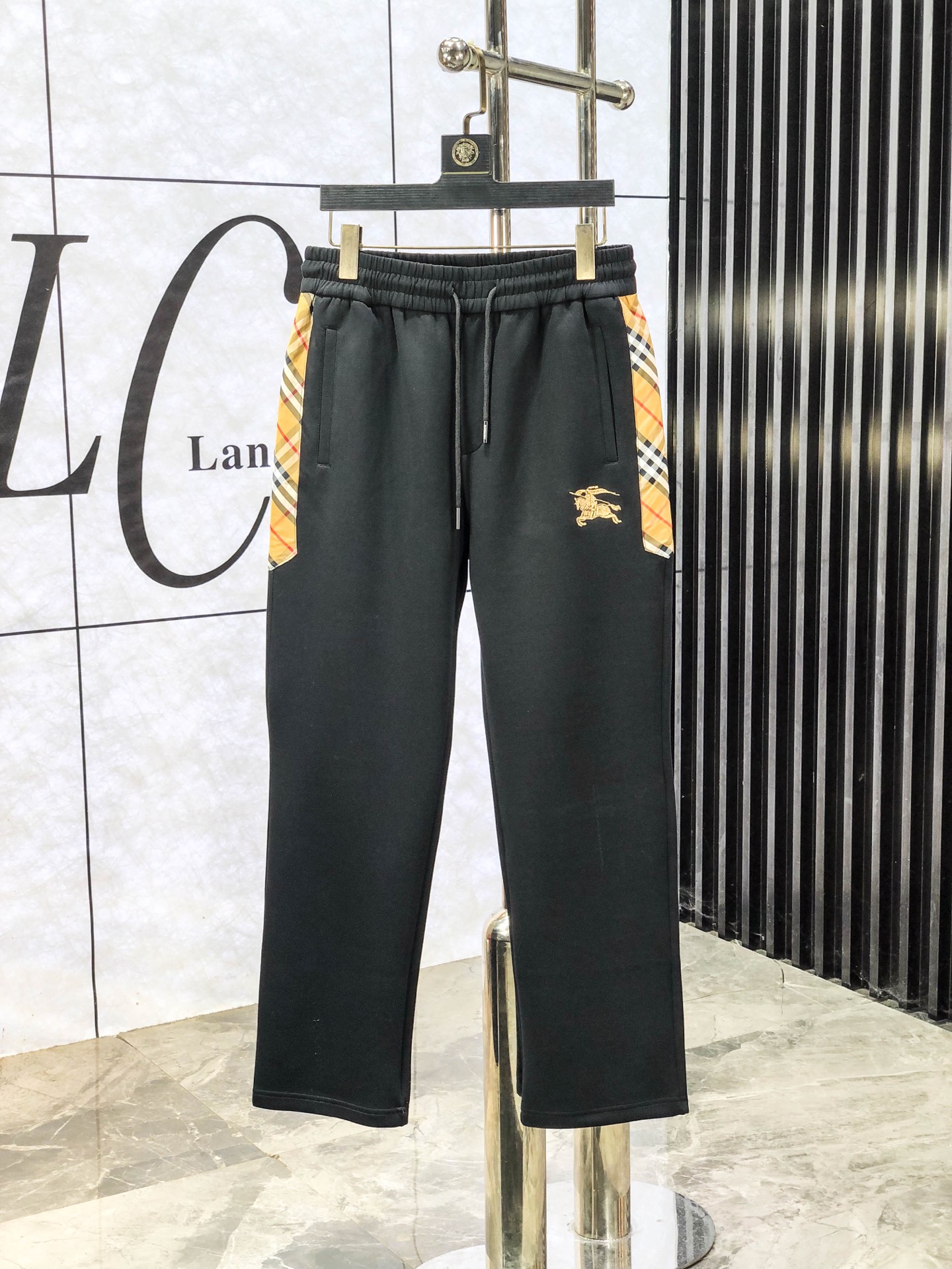 NO:594801,.Burberry. 2025 autumn and winter new counter products are launched simultaneously. High-quality fashionable casual pants made from original orders. Super versatile. Exclusively customized fabrics, soft and delicate feel, comfortable to the body, and super stylish on the upper body! The latest hardware accessories from the w7 original customization counter. Super beautiful shape, the upper body shows slender legs, and the lining and wiring are impeccable. It can be attended to any occasion. Once again, the fabric is very high-end! Size m-3xL.m wears 28.29,,burberry,alexander wang19860909.巴宝莉.25年秋冬专柜新品同步上市.原单订制高品质时尚休闲裤.超级百搭款.独家定制面料,手感细腻柔软,贴身舒适,上身超有型！w7原版定制专柜最新五金辅料.超靓版型、上身显腿修长,內里,走线都无可挑剔,任何场合都可出席,再次强调面料非常非常显档次！码数m-3xL.m穿28.29,,burberry,alexander wang,Men's clothing