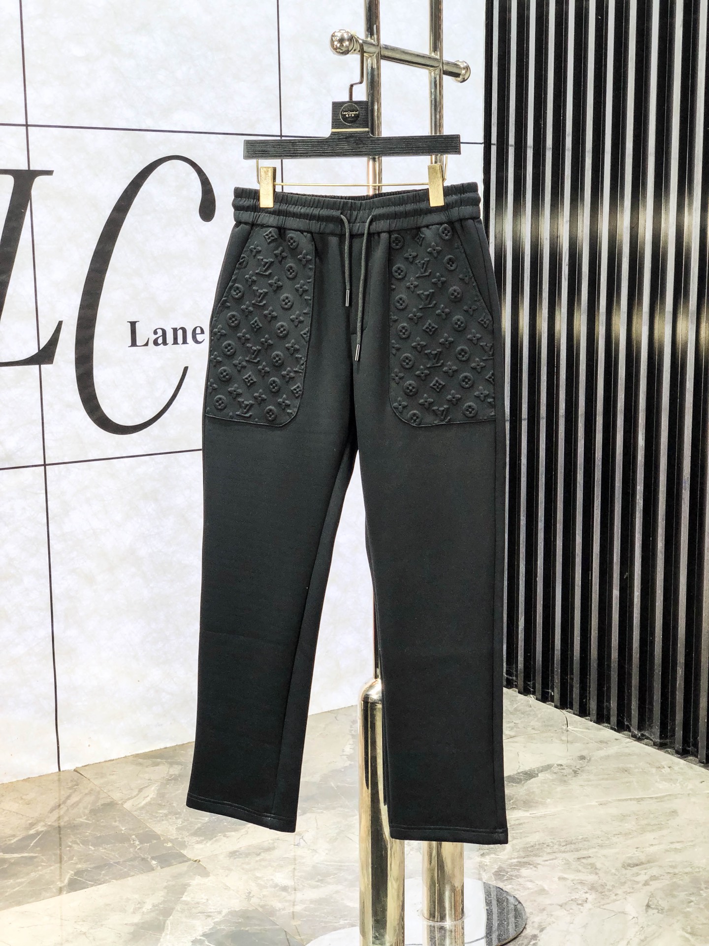 NO:594804,.Lv.25 new autumn and winter counter products are on the market at the same time. High-quality fashionable casual pants made from original orders. Super versatile. Exclusively customized fabrics, delicate and soft to the touch, comfortable to the body, and super stylish on the upper body! The latest hardware accessories from the w7 original customization counter. Super beautiful shape, the upper body shows slender legs, and the lining and wiring are impeccable. It can be attended to any occasion. Once again, the fabric is very high-quality! Size m-3xL.m wears 28.29, Louis Vuitton, Alexander Wang19860909.Lv.25年秋冬专柜新品同步上市.原单订制高品质时尚休闲裤.超级百搭款.独家定制面料,手感细腻柔软,贴身舒适,上身超有型！w7原版定制专柜最新五金辅料.超靓版型、上身显腿修长,內里,走线都无可挑剔,任何场合都可出席,再次强调面料非常非常显档次！码数m-3xL.m穿28.29,,louis vuitton,alexander wang,Men's clothing