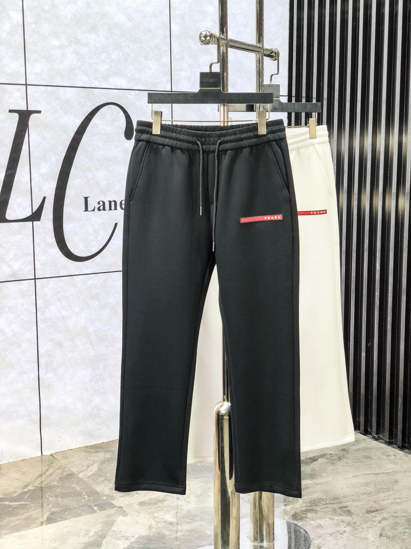 NO:594807,.Prada. 2025 autumn and winter new products are launched simultaneously at the counter. High-quality fashionable casual pants made from original orders. Super versatile. Exclusively customized fabrics, soft and delicate feel, comfortable next to the body, and super stylish on the upper body! The latest hardware accessories from the w7 original customization counter. Super beautiful shape, the upper body shows slender legs, and the lining and wiring are impeccable. It can be attended to any occasion. Once again, the fabric is very high-end! Size m-3xL.m wears 28.29, prada, alexander wang19860909.普拉达.25年秋冬专柜新品同步上市.原单订制高品质时尚休闲裤.超级百搭款.独家定制面料,手感细腻柔软,贴身舒适,上身超有型！w7原版定制专柜最新五金辅料.超靓版型、上身显腿修长,內里,走线都无可挑剔,任何场合都可出席,再次强调面料非常非常显档次！码数m-3xL.m穿28.29,,prada,alexander wang,Men's clothing