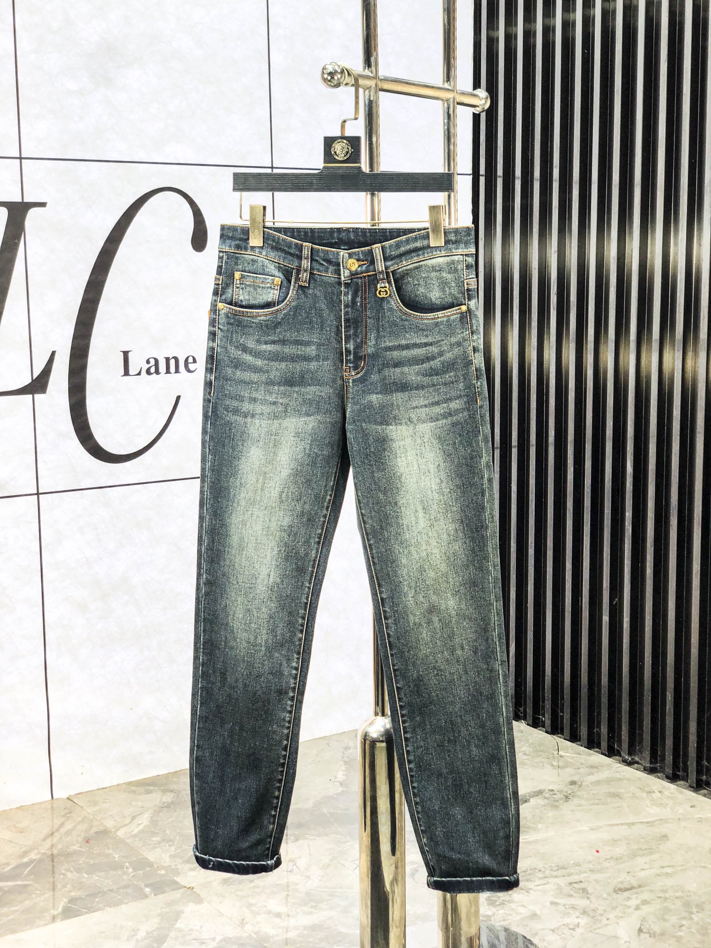 NO:597678,.Gucci.Official website counter simultaneously sells, SS autumn and winter new men's casual jeans, original quality, counter customized original denim fabric, logo pattern design, original hardware accessories decoration on the trousers, m5 three-dimensional clear, super trendy personality, fashionable and stylish upper body!  Must-have items for trendy men in sizes 29-38, gucci, jeans, alexander wang19860909.Gucci.官网专柜同步发售,SS秋冬新品男士休闲牛仔裤,原单品质,专柜定制原版牛仔面料,logo图案设计,裤身原版五金辅料装饰,m5立体清晰,超级潮流个性,上身时尚有型！潮男必备单品 码数29-38,,gucci,jeans,alexander wang,Men's clothing