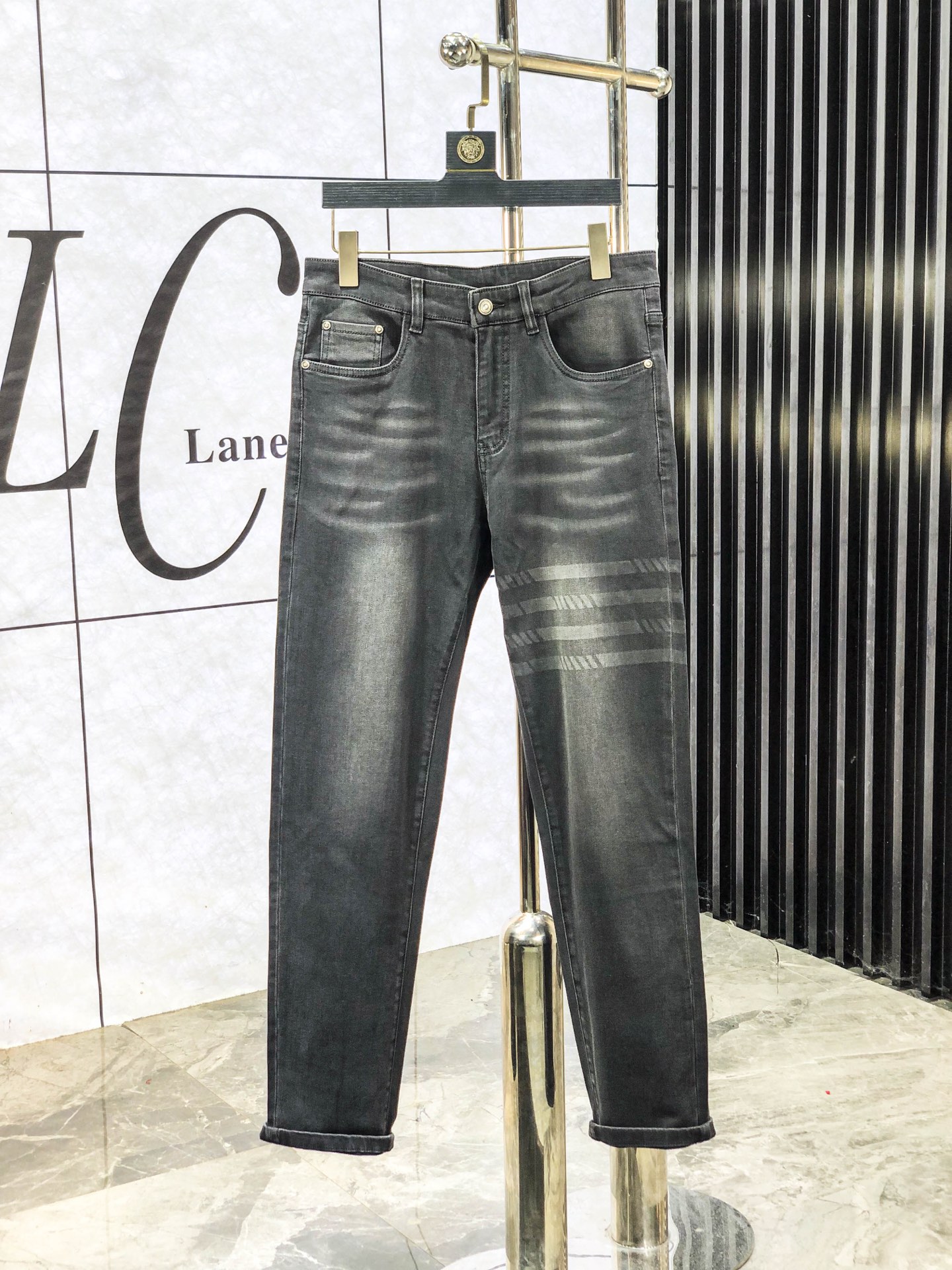 NO:597686,.TB. Official website counters are on sale at the same time, SS autumn and winter new men's casual jeans, original quality, counter-customized original denim fabrics, logo pattern design, original hardware accessories decoration on the trousers, m5 three-dimensional clarity, super trendy personality, fashionable and stylish upper body!  Must-have items for trendy men, sizes 29-38,,jeans,alexander wang19860909.TB.官网专柜同步发售,SS秋冬新品男士休闲牛仔裤,原单品质,专柜定制原版牛仔面料,logo图案设计,裤身原版五金辅料装饰,m5立体清晰,超级潮流个性,上身时尚有型！潮男必备单品 码数29-38,,jeans,alexander wang,Men's clothing