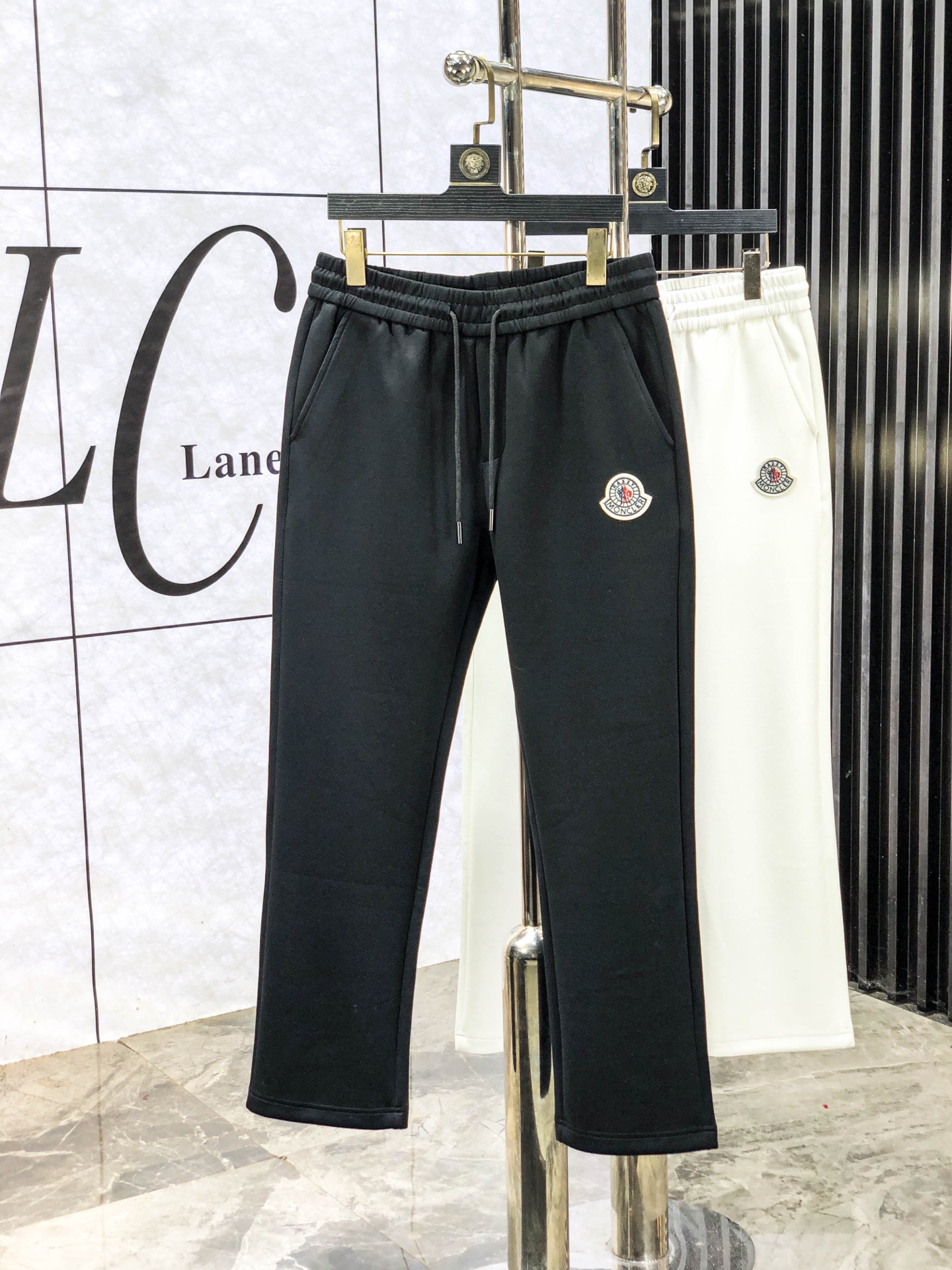 NO:597677,. Meng Mouth. New products in the 25th autumn and winter counters are launched simultaneously. High-quality fashionable casual pants made from original orders. Super versatile. Exclusively customized fabrics, soft and delicate feel, comfortable next to the body, and super stylish on the upper body! The latest hardware accessories from the w7 original customization counter. Super beautiful shape, the upper body shows slender legs, and the lining and wiring are impeccable. It can be attended to any occasion. Once again, the fabric is very high-end! Size m-3xL.m wears 28.29,,Moncler,alexander wang19860909.蒙口.25年秋冬专柜新品同步上市.原单订制高品质时尚休闲裤.超级百搭款.独家定制面料,手感细腻柔软,贴身舒适,上身超有型！w7原版定制专柜最新五金辅料.超靓版型、上身显腿修长,內里,走线都无可挑剔,任何场合都可出席,再次强调面料非常非常显档次！码数m-3xL.m穿28.29,,Moncler,alexander wang,Men's clothing