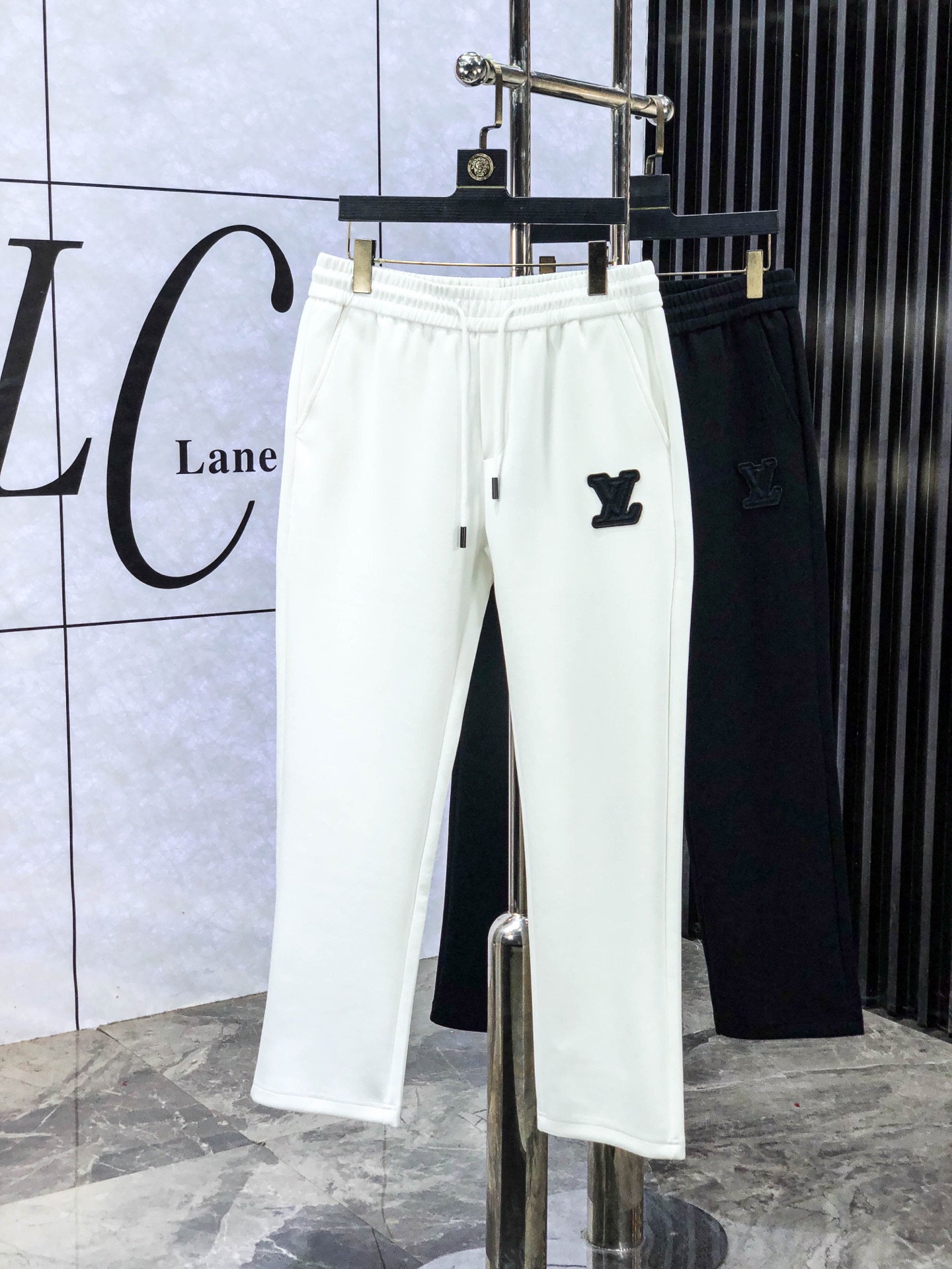 NO:597679,.Lv.25 new autumn and winter counter products are on the market simultaneously. High-quality fashionable casual pants made from original orders. Super versatile. Exclusively customized fabrics, soft and delicate feel, comfortable next to the body, and super stylish on the upper body! The latest hardware accessories from the w7 original customization counter. Super beautiful shape, the upper body shows slender legs, and the lining and wiring are impeccable. It can be attended to any occasion. Once again, the fabric is very high-end! Size m-3xL.m wears 28.29, Louis Vuitton, Alexander Wang19860909.Lv .25年秋冬专柜新品同步上市.原单订制高品质时尚休闲裤.超级百搭款.独家定制面料,手感细腻柔软,贴身舒适,上身超有型！w7原版定制专柜最新五金辅料.超靓版型、上身显腿修长,內里,走线都无可挑剔,任何场合都可出席,再次强调面料非常非常显档次！码数m-3xL.m穿28.29,,louis vuitton,alexander wang,Men's clothing