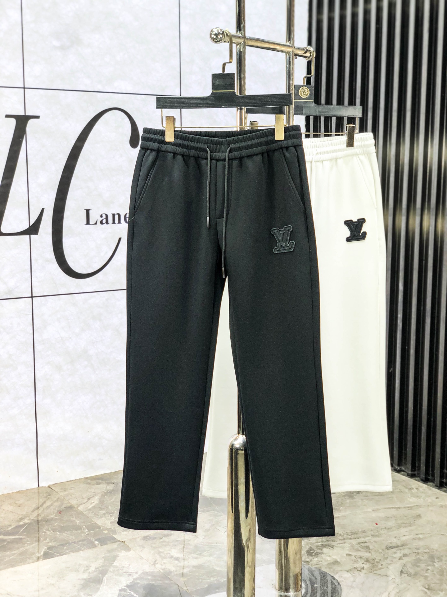 NO:597681,.LV.25 new autumn and winter counter products are on the market at the same time. High-quality fashionable casual pants made from original orders. Super versatile. Exclusively customized fabrics, delicate and soft to the touch, comfortable to the body, and super stylish on the upper body! The latest hardware accessories from the w7 original customization counter. Super beautiful shape, the upper body shows slender legs, and the lining and wiring are impeccable. It can be attended to any occasion. Once again, the fabric is very high-quality! Size m-3xL.m wears 28.29, Louis Vuitton, Alexander Wang19860909.LV.25年秋冬专柜新品同步上市.原单订制高品质时尚休闲裤.超级百搭款.独家定制面料,手感细腻柔软,贴身舒适,上身超有型！w7原版定制专柜最新五金辅料.超靓版型、上身显腿修长,內里,走线都无可挑剔,任何场合都可出席,再次强调面料非常非常显档次！码数m-3xL.m穿28.29,,louis vuitton,alexander wang,Men's clothing