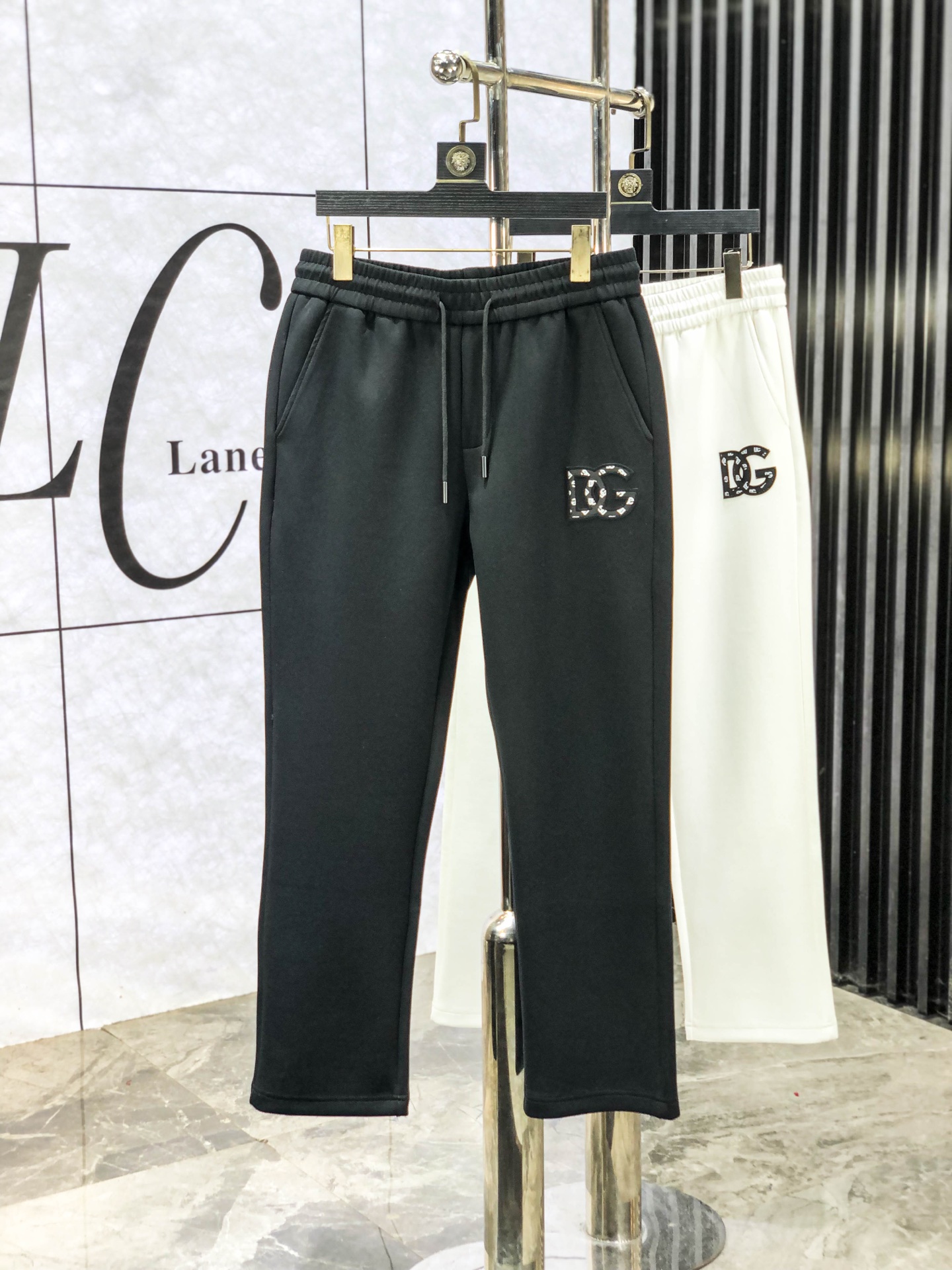 NO:597683,.D&G.25 new autumn and winter counter products are launched simultaneously. High-quality fashionable casual pants made from original orders. Super versatile. Exclusively customized fabrics, delicate and soft to the touch, comfortable next to the body, and super stylish on the upper body! The latest hardware accessories from the w7 original customization counter. Super beautiful shape, the upper body shows slender legs, and the lining and wiring are impeccable. It can be attended to any occasion. Once again, the fabric is very high-quality! Size m-3xL.m wears 28.29,,Dolce&Gabbana,alexander wang19860909.D&G.25年秋冬专柜新品同步上市.原单订制高品质时尚休闲裤.超级百搭款.独家定制面料,手感细腻柔软,贴身舒适,上身超有型！w7原版定制专柜最新五金辅料.超靓版型、上身显腿修长,內里,走线都无可挑剔,任何场合都可出席,再次强调面料非常非常显档次！码数m-3xL.m穿28.29,,Dolce&Gabbana,alexander wang,Men's clothing