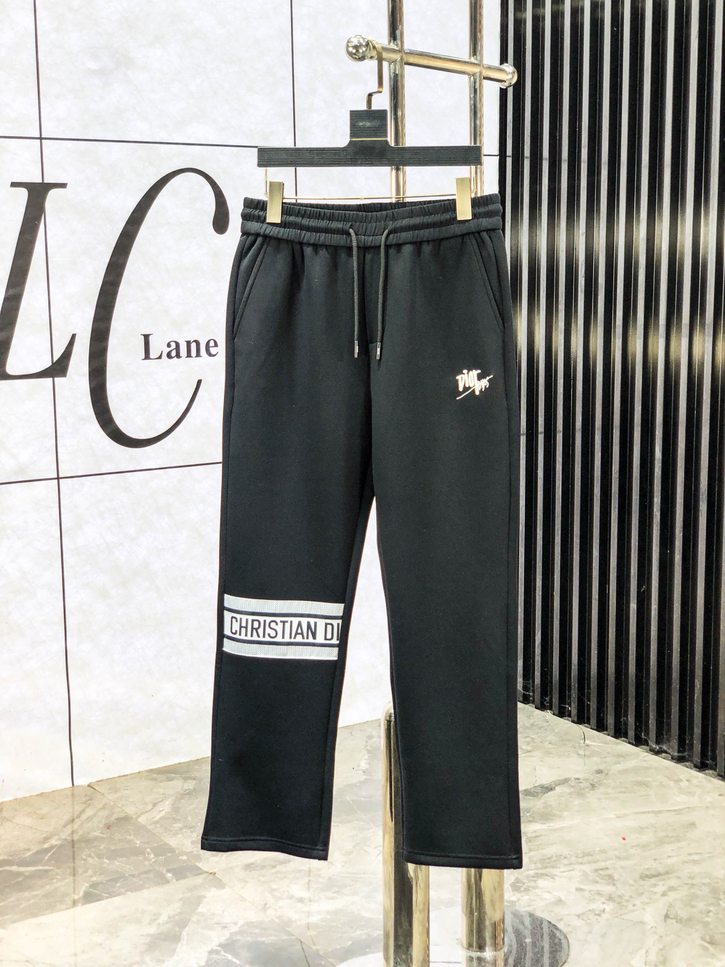 NO:597685,.Dior.25 new autumn and winter counter products are launched at the same time. High-quality fashionable casual pants made from original orders. Super versatile. Exclusively customized fabrics, delicate and soft to the touch, comfortable to the body, and super stylish on the upper body! The latest hardware accessories from the w7 original customization counter. Super beautiful shape, the upper body shows slender legs, and the lining and wiring are impeccable. It can be attended to any occasion. Once again, the fabric is very high-end! Size m-3xL.m wears 28.29, dior, alexander wang19860909.Dior.25年秋冬专柜新品同步上市.原单订制高品质时尚休闲裤.超级百搭款.独家定制面料,手感细腻柔软,贴身舒适,上身超有型！w7原版定制专柜最新五金辅料.超靓版型、上身显腿修长,內里,走线都无可挑剔,任何场合都可出席,再次强调面料非常非常显档次！码数m-3xL.m穿28.29,,dior,alexander wang,Men's clothing