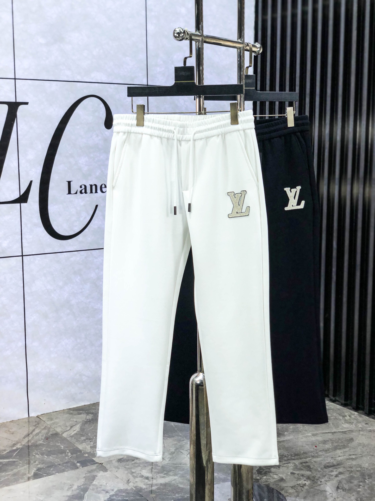 NO:597687,.LV.25 new autumn and winter counter products are on the market at the same time. High-quality fashionable casual pants made from original orders. Super versatile. Exclusively customized fabrics, delicate and soft to the touch, comfortable to the body, and super stylish on the upper body! The latest hardware accessories from the w7 original customization counter. Super beautiful shape, the upper body shows slender legs, and the lining and wiring are impeccable. It can be attended to any occasion. Once again, the fabric is very high-quality! Size m-3xL.m wears 28.29, Louis Vuitton, Alexander Wang19860909.LV.25年秋冬专柜新品同步上市.原单订制高品质时尚休闲裤.超级百搭款.独家定制面料,手感细腻柔软,贴身舒适,上身超有型！w7原版定制专柜最新五金辅料.超靓版型、上身显腿修长,內里,走线都无可挑剔,任何场合都可出席,再次强调面料非常非常显档次！码数m-3xL.m穿28.29,,louis vuitton,alexander wang,Men's clothing