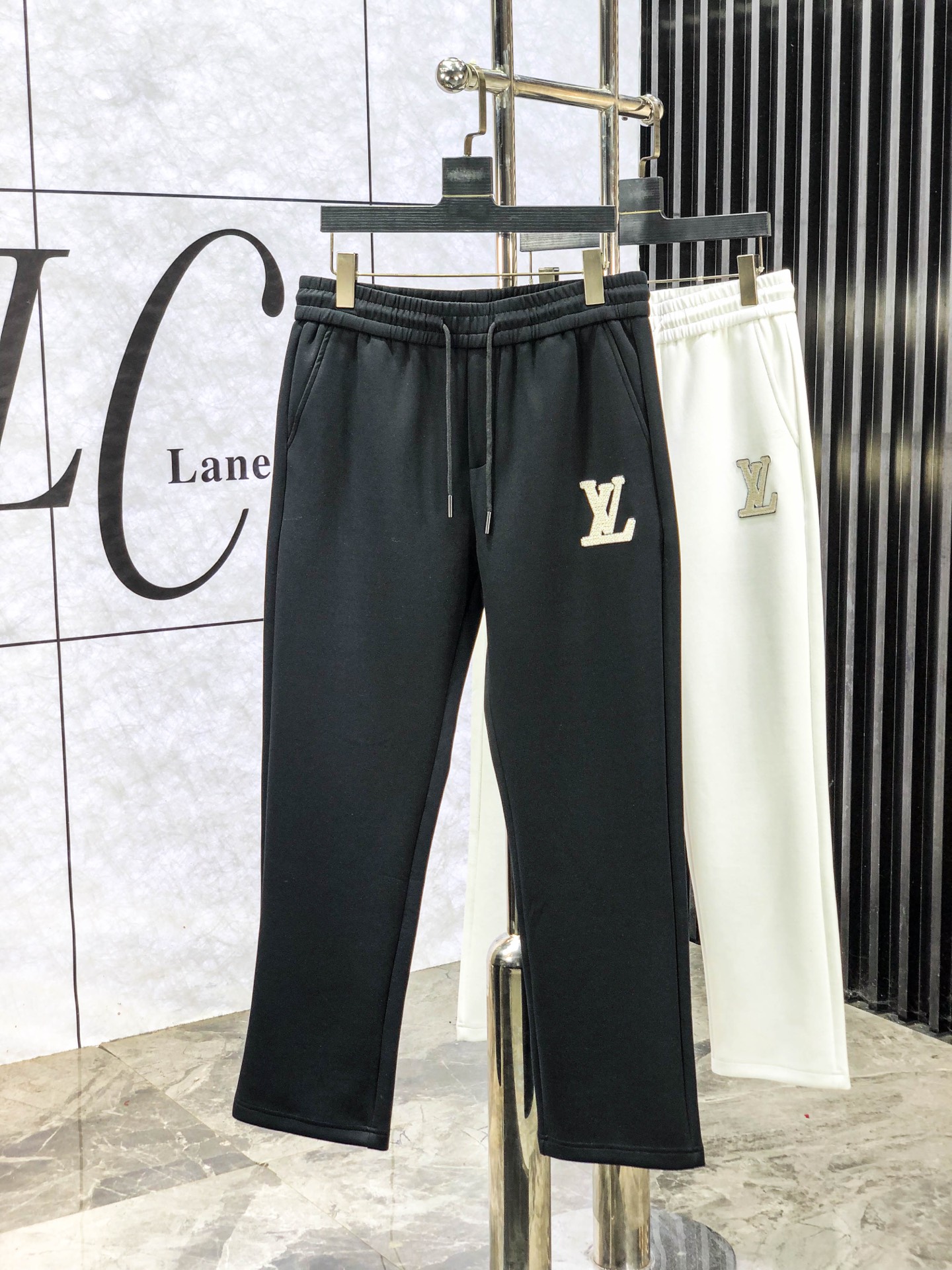 NO:597689,.Lv.25 new autumn and winter counter products are on the market at the same time. High-quality fashionable casual pants made from original orders. Super versatile. Exclusively customized fabrics, delicate and soft to the touch, comfortable to the body, and super stylish on the upper body! The latest hardware accessories from the w7 original customization counter. Super beautiful shape, the upper body shows slender legs, and the lining and wiring are impeccable. It can be attended to any occasion. Once again, the fabric is very high-quality! Size m-3xL.m wears 28.29, Louis Vuitton, Alexander Wang19860909.Lv.25年秋冬专柜新品同步上市.原单订制高品质时尚休闲裤.超级百搭款.独家定制面料,手感细腻柔软,贴身舒适,上身超有型！w7原版定制专柜最新五金辅料.超靓版型、上身显腿修长,內里,走线都无可挑剔,任何场合都可出席,再次强调面料非常非常显档次！码数m-3xL.m穿28.29,,louis vuitton,alexander wang,Men's clothing