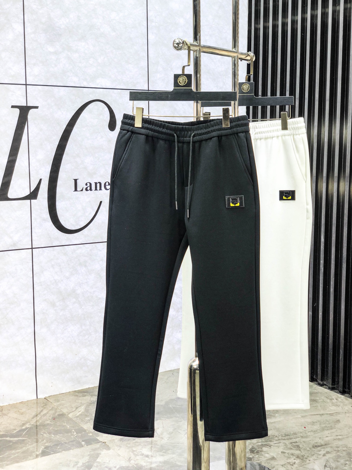 NO:597693,. Fendi. The new products of 2025 autumn and winter counters are launched simultaneously. High-quality fashionable casual pants made from original orders. Super versatile. Exclusively customized fabrics, soft and delicate feel, comfortable next to the body, and super stylish on the upper body! The latest hardware accessories from the w7 original customization counter. Super beautiful shape, the upper body shows slender legs, and the lining and wiring are impeccable. It can be attended to any occasion. Once again, the fabric is very high-quality! Size m-3xL.m wears 28.29,,fendi,alexander wang19860909.芬迪.25年秋冬专柜新品同步上市.原单订制高品质时尚休闲裤.超级百搭款.独家定制面料,手感细腻柔软,贴身舒适,上身超有型！w7原版定制专柜最新五金辅料.超靓版型、上身显腿修长,內里,走线都无可挑剔,任何场合都可出席,再次强调面料非常非常显档次！码数m-3xL.m穿28.29,,fendi,alexander wang,Men's clothing