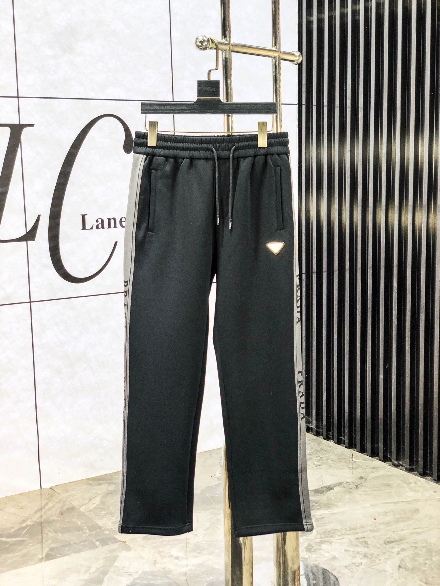 NO:597700,.Prada. 2025 autumn and winter new products are launched simultaneously at the counter. High-quality fashionable casual pants made from original orders. Super versatile. Exclusively customized fabrics, soft and delicate feel, comfortable next to the body, and super stylish on the upper body! The latest hardware accessories from the w7 original customization counter. Super beautiful shape, the upper body shows slender legs, and the lining and wiring are impeccable. It can be attended to any occasion. Once again, the fabric is very high-end! Size m-3xL.m wears 28.29, prada, alexander wang19860909.普拉达.25年秋冬专柜新品同步上市.原单订制高品质时尚休闲裤.超级百搭款.独家定制面料,手感细腻柔软,贴身舒适,上身超有型！w7原版定制专柜最新五金辅料.超靓版型、上身显腿修长,內里,走线都无可挑剔,任何场合都可出席,再次强调面料非常非常显档次！码数m-3xL.m穿28.29,,prada,alexander wang,Men's clothing