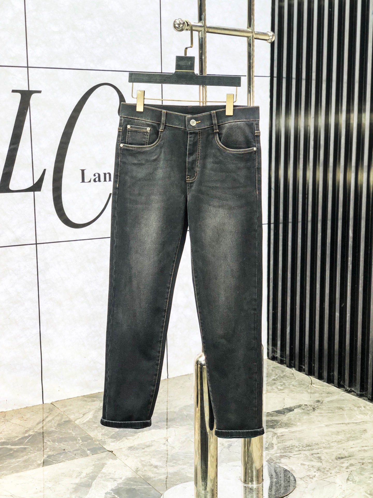 NO:601105,. Givenchy. Official website counters simultaneously sell, 2025SS new autumn and winter men's casual jeans, original quality, counter-customized original denim fabrics, logo pattern design, original hardware accessories decoration on the trousers, m5 three-dimensional clarity, super trendy personality, fashionable and stylish upper body!  Must-have items for trendy men, sizes 29-38, givenchy, jeans, alexander wang19860909. 纪梵希.官网专柜同步发售,2025SS秋冬新品男士休闲牛仔裤,原单品质,专柜定制原版牛仔面料,logo图案设计,裤身原版五金辅料装饰,m5立体清晰,超级潮流个性,上身时尚有型！潮男必备单品 码数29-38,,givenchy,jeans,alexander wang,Men's clothing