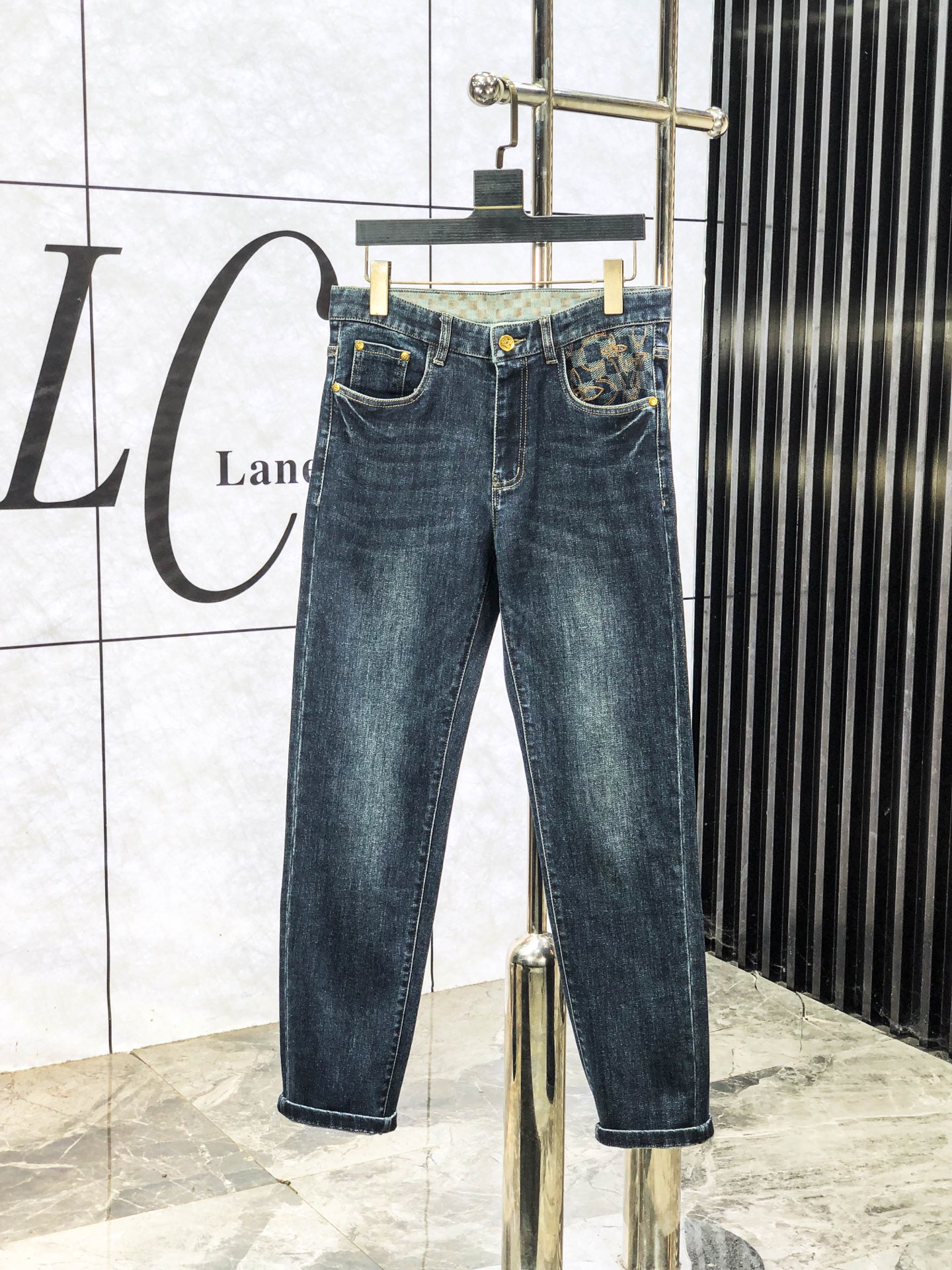 NO:601079,.Lv. official website counter is on sale simultaneously, 2025SS new autumn and winter men's casual jeans, original quality, counter customized original denim fabric, logo pattern design, original hardware accessories decoration on the trousers, m5 three-dimensional clarity, super trendy personality, fashionable and stylish upper body!  Must-have items for trendy men, sizes 29-38, Louis Vuitton, Jeans, Alexander Wang19860909.Lv.官网专柜同步发售,2025SS秋冬新品男士休闲牛仔裤,原单品质,专柜定制原版牛仔面料,logo图案设计,裤身原版五金辅料装饰,m5立体清晰,超级潮流个性,上身时尚有型！潮男必备单品 码数29-38,,louis vuitton,jeans,alexander wang,Men's clothing