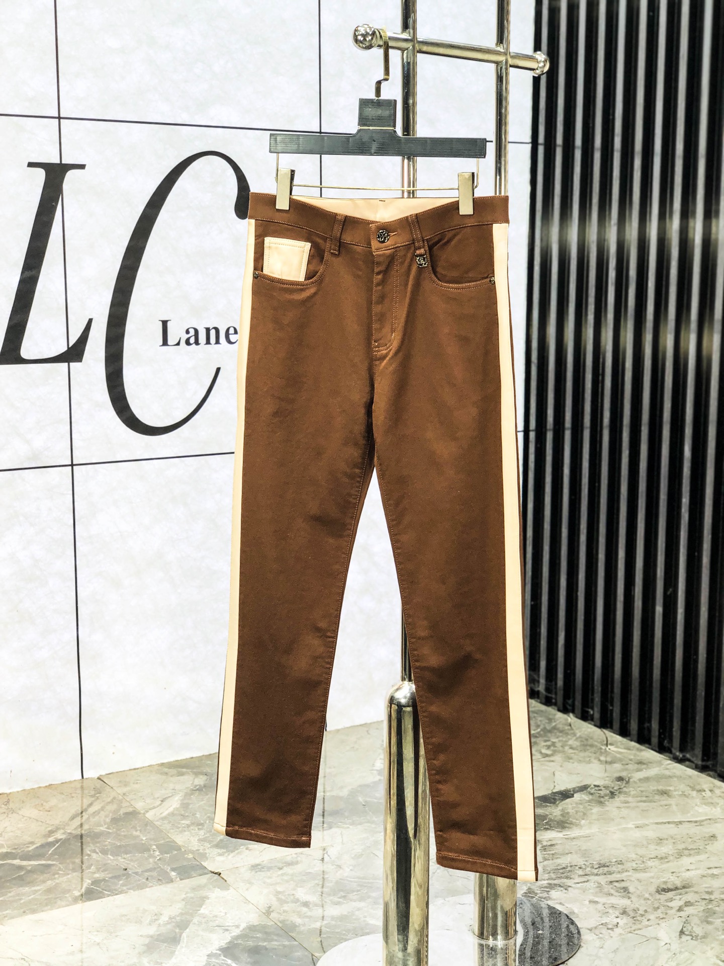 NO:601085,.Lv. official website counter is on sale simultaneously, 2025SS new autumn and winter men's casual jeans, original quality, counter customized original denim fabric, logo pattern design, original hardware accessories decoration on the trousers, m5 three-dimensional clarity, super trendy personality, fashionable and stylish upper body!  Must-have items for trendy men, sizes 29-38, Louis Vuitton, Jeans, Alexander Wang19860909.Lv.官网专柜同步发售,2025SS秋冬新品男士休闲牛仔裤,原单品质,专柜定制原版牛仔面料,logo图案设计,裤身原版五金辅料装饰,m5立体清晰,超级潮流个性,上身时尚有型！潮男必备单品 码数29-38,,louis vuitton,jeans,alexander wang,Men's clothing