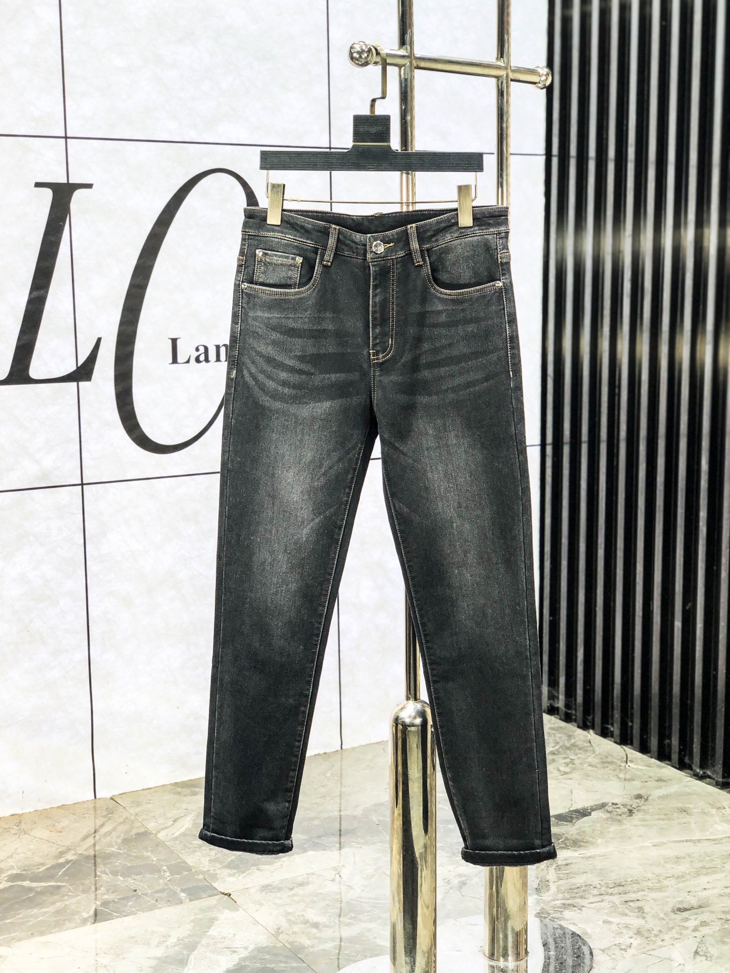 NO:601088,. Fendi. Official website counters are on sale simultaneously, 2025SS new autumn and winter men's casual jeans, original quality, counter-customized original denim fabrics, logo pattern design, original hardware accessories decoration on the trousers, m5 three-dimensional clarity, super trendy personality, fashionable and stylish upper body!  Must-have items for trendy men in sizes 29-38, fendi, jeans, alexander wang19860909.芬迪.官网专柜同步发售,2025SS秋冬新品男士休闲牛仔裤,原单品质,专柜定制原版牛仔面料,logo图案设计,裤身原版五金辅料装饰,m5立体清晰,超级潮流个性,上身时尚有型！潮男必备单品 码数29-38,,fendi,jeans,alexander wang,Men's clothing