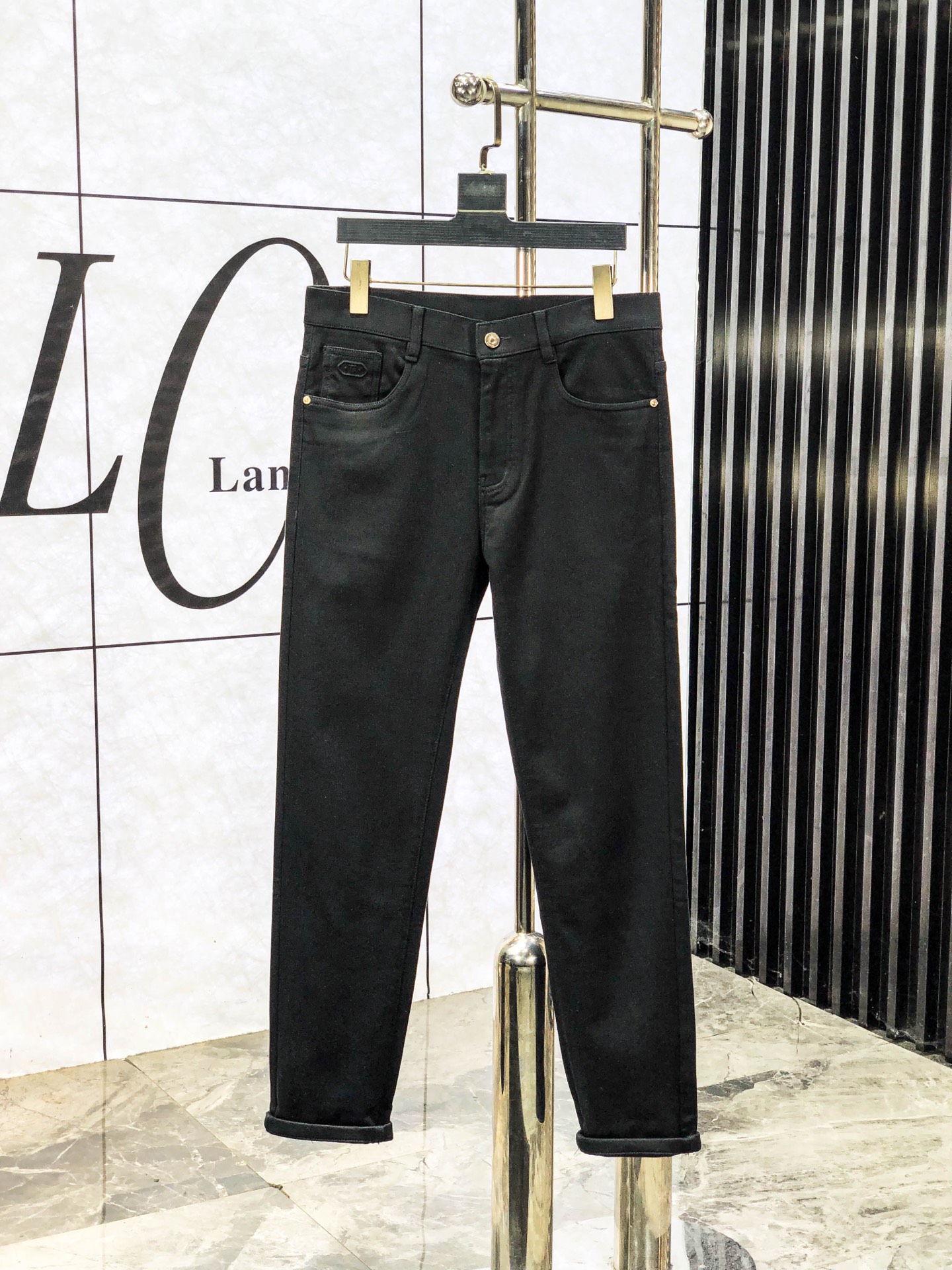 NO:601091,.TF. Official website counters are on sale simultaneously, 2025SS new autumn and winter men's casual jeans, original quality, counter-customized original denim fabrics, logo pattern design, original hardware accessories decoration on the pants body, m5 three-dimensional clarity, super trendy personality, fashionable and stylish upper body!  Must-have items for trendy men, sizes 29-38,,tom ford,jeans,alexander wang19860909.TF.官网专柜同步发售,2025SS秋冬新品男士休闲牛仔裤,原单品质,专柜定制原版牛仔面料,logo图案设计,裤身原版五金辅料装饰,m5立体清晰,超级潮流个性,上身时尚有型！潮男必备单品 码数29-38,,tom ford,jeans,alexander wang,Men's clothing