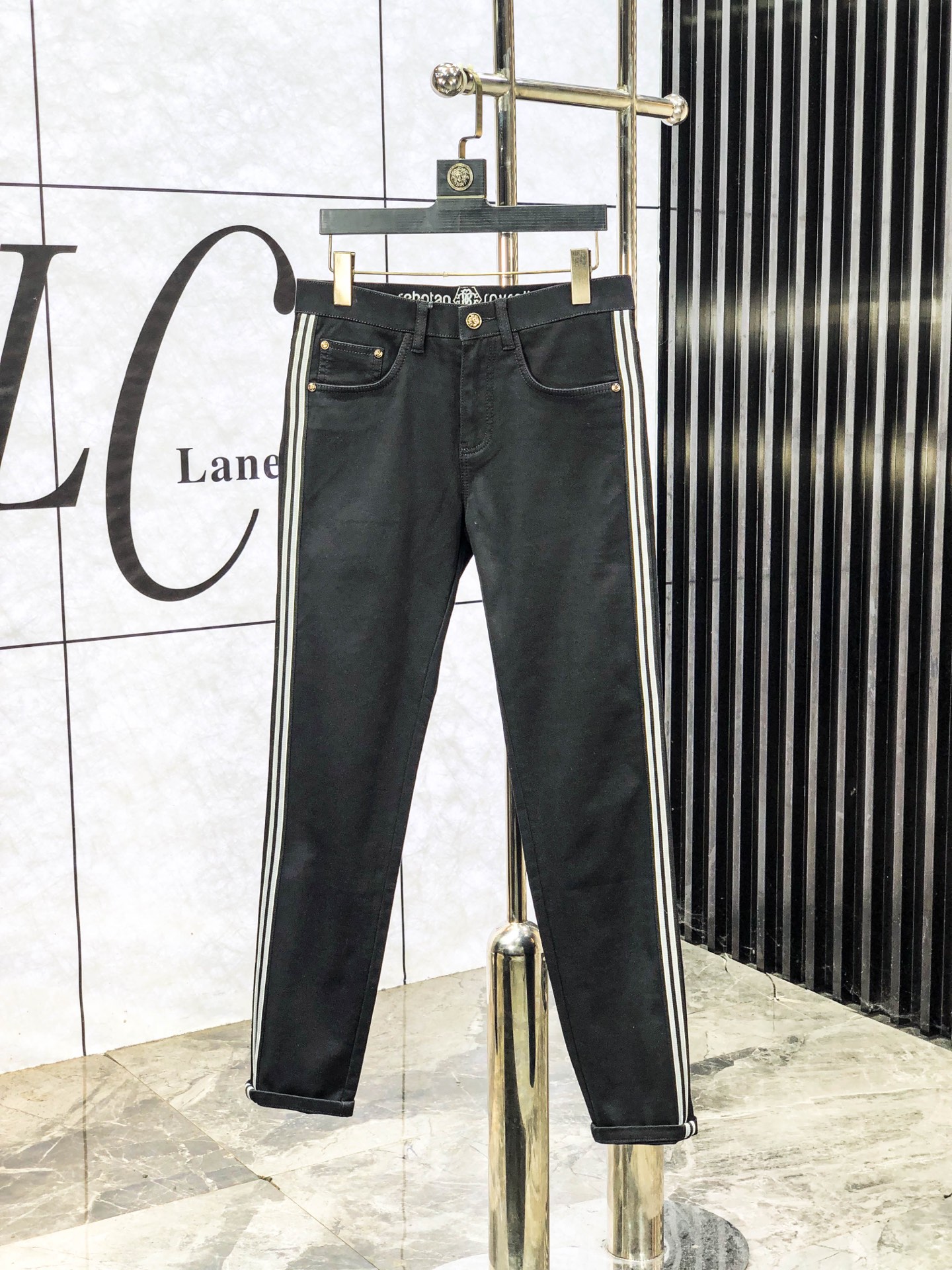 NO:601094,. Cavalli official website counters are on sale simultaneously, 2025SS new autumn and winter men's casual jeans, original quality, counter-customized original denim fabrics, logo pattern design, original hardware accessories decoration on the trousers, m5 three-dimensional clarity, super trendy personality, fashionable and stylish upper body!  Must-have items for trendy men, sizes 29-38,,jeans,alexander wang19860909.卡瓦利 官网专柜同步发售,2025SS秋冬新品男士休闲牛仔裤,原单品质,专柜定制原版牛仔面料,logo图案设计,裤身原版五金辅料装饰,m5立体清晰,超级潮流个性,上身时尚有型！潮男必备单品 码数29-38,,jeans,alexander wang,Men's clothing