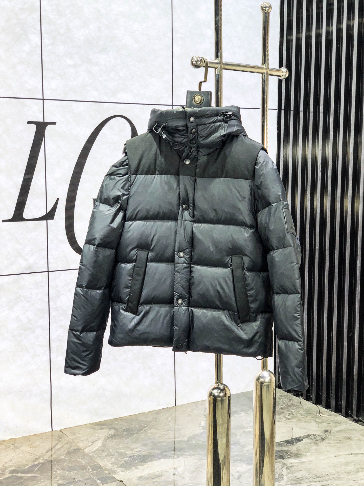 NO:600052,.2025 new autumn and winter down jacket. All details of custom-developed hardware accessories are fully processed!  The upper body effect of the version is great!  Versatile, fashionable and handsome!  D national standard 90 imported white duck down filling!  The original memory silk fabric at the counter has a straight and stylish texture, keeping you warm and not bulky!  The upper body is great. Size L-5xL.175/130,,jackets & coats,down jacket,alexander wang19860909.2025秋冬新款羽绒外套.定制开发五金配件所有细节处理全面到位 ！版型上身效果超赞！百搭时髦又帅气！D国标90进口白鸭绒填充！专柜原版记忆丝面料质感立挺有型,保暖拒绝臃肿！上身超赞.尺码L-5xL.175/130,,jackets & coats,down jacket,alexander wang,Men's clothing