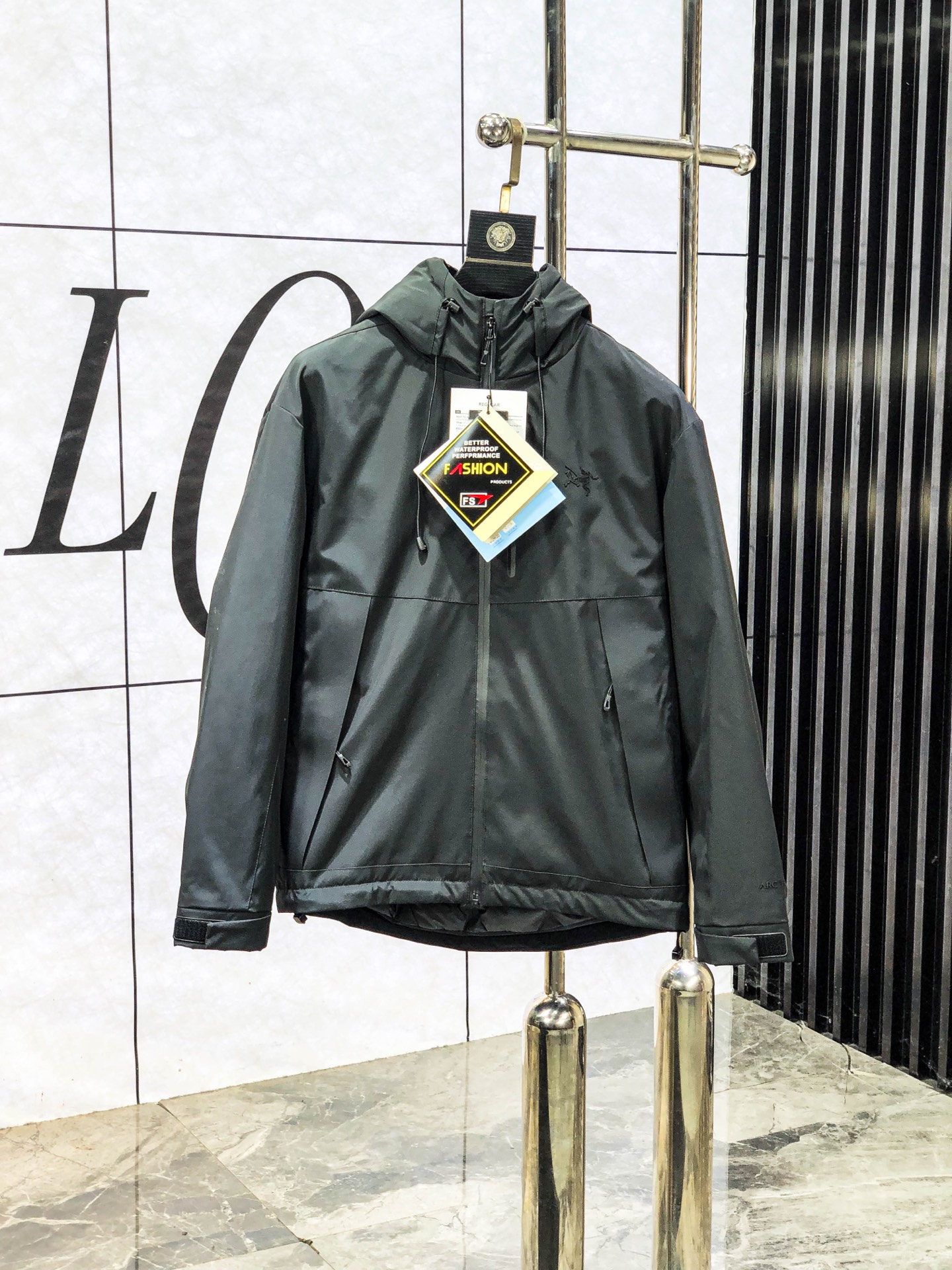 NO:600053,. Arc'teryx. 2025 autumn and winter new down jacket. All details of custom-developed hardware accessories are fully processed!  The upper body effect of the version is great!  Versatile, fashionable and handsome!  D national standard 90 imported white duck down filling!  The original memory silk fabric at the counter has a straight and stylish texture, keeping you warm and not bulky!  The upper body is great. Size L-5xL.175/130, arc'teryx, jackets & coats, down jacket, alexander wang19860909.始祖鸟.2025秋冬新款羽绒外套.定制开发五金配件所有细节处理全面到位 ！版型上身效果超赞！百搭时髦又帅气！D国标90进口白鸭绒填充！专柜原版记忆丝面料质感立挺有型,保暖拒绝臃肿！上身超赞.尺码L-5xL.175/130,arc'teryx,jackets & coats,down jacket,alexander wang,Men's clothing