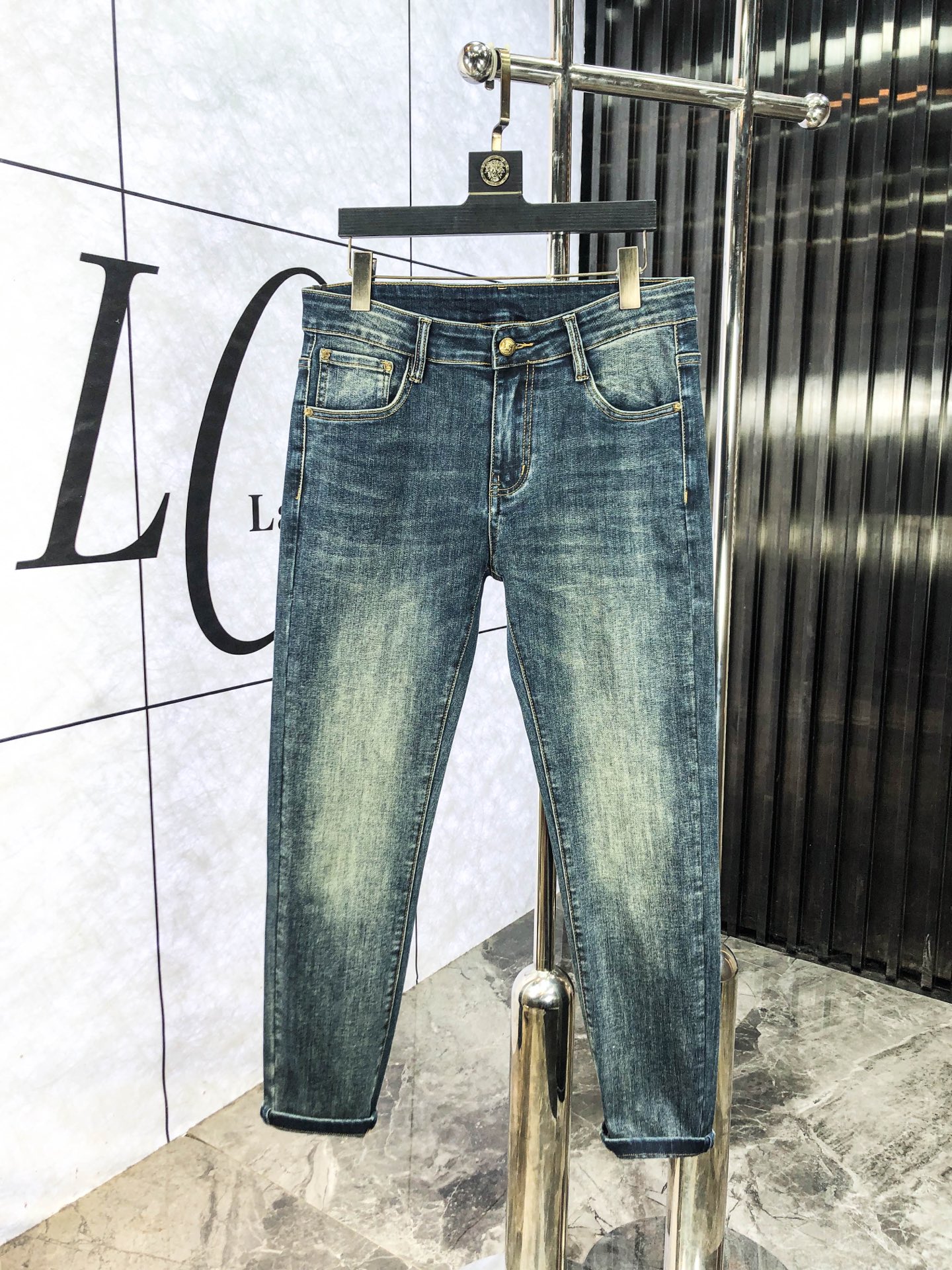 NO:651157,Burberry. Autumn and winter new models are on sale simultaneously at the official website counters. 2025SS new autumn and winter men's casual jeans, original quality, customized original denim fabrics at the counter, logo pattern design, b trouser body original hardware decoration, three-dimensional and clear, c super trendy personality, fashionable and stylish upper body!  Must-have items for trendy men in sizes 28-38, burberry, jeans, alexander wang19860909巴宝莉.秋冬新款官网专柜同步发售,2025SS秋冬新品男士休闲牛仔裤,原单品质,专柜定制原版牛仔面料,logo图案设计,b裤身原版五金辅料装饰,立体清晰,c超级潮流个性,上身时尚有型！潮男必备单品 码数28-38,,burberry,jeans,alexander wang,Men's clothing