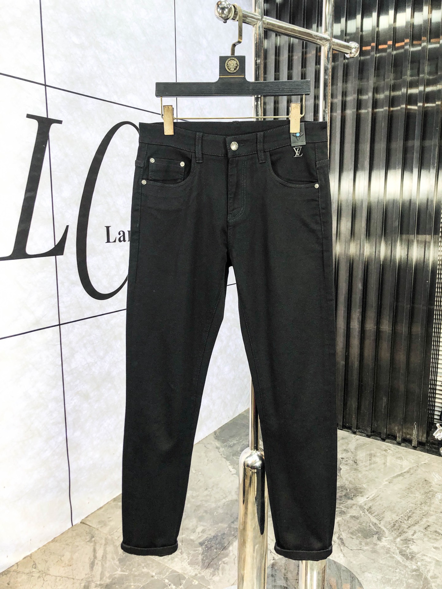 NO:651163,Lv. new autumn and winter official website counters are on sale simultaneously, 2025SS new autumn and winter men's casual jeans, original quality, counter-customized original denim fabric, logo pattern design, b pants body original hardware decoration, three-dimensional and clear, c super trendy personality, fashionable and stylish upper body!  Must-have items for trendy men, sizes 28-38, Louis Vuitton, Jeans, Alexander Wang19860909Lv.秋冬新款官网专柜同步发售,2025SS秋冬新品男士休闲牛仔裤,原单品质,专柜定制原版牛仔面料,logo图案设计,b裤身原版五金辅料装饰,立体清晰,c超级潮流个性,上身时尚有型！潮男必备单品 码数28-38,,louis vuitton,jeans,alexander wang,Men's clothing