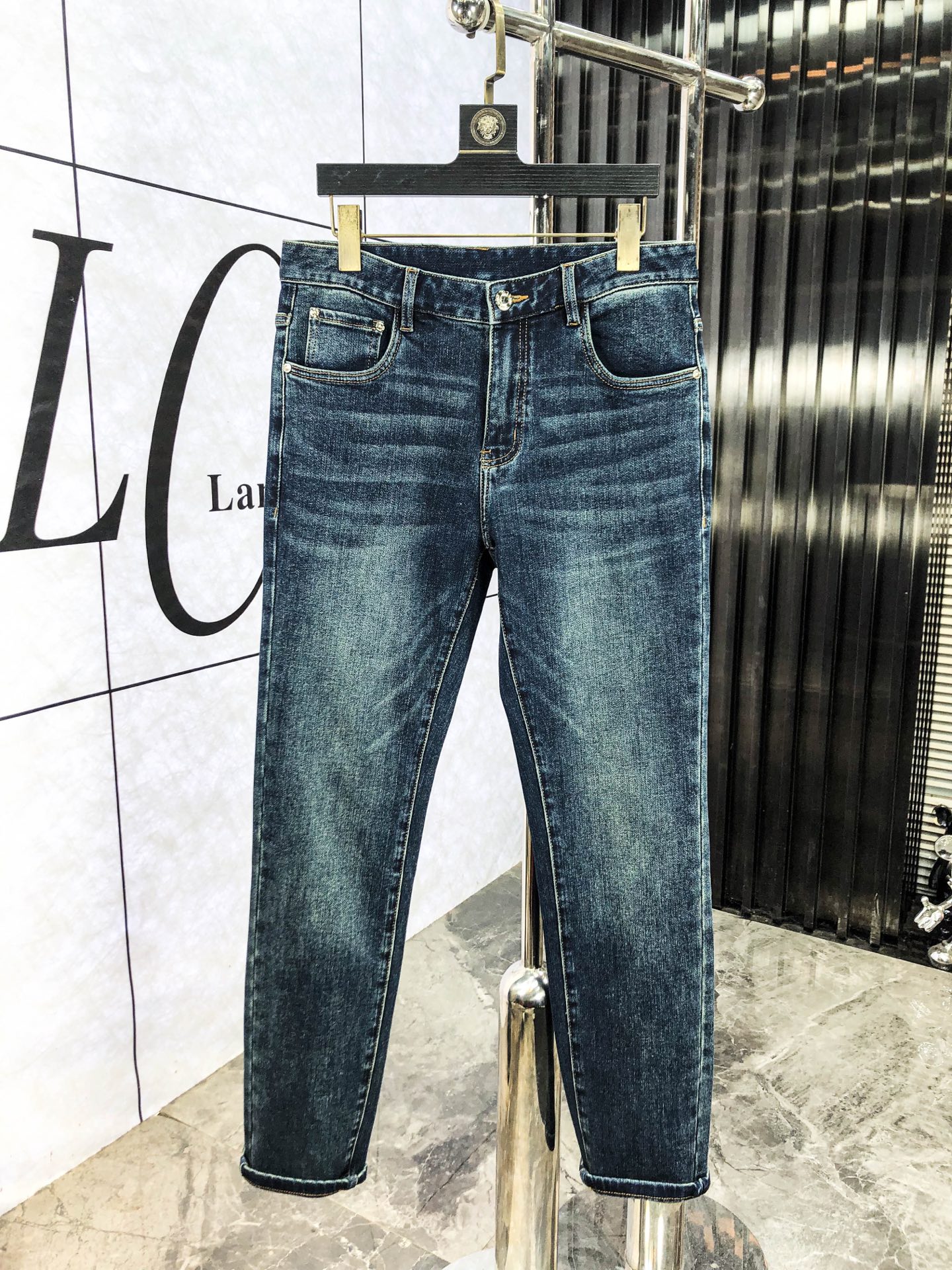 NO:651168,Prada. Autumn and winter new models are on sale simultaneously at the official website counter. 2025SS new autumn and winter men's casual jeans, original quality, customized original denim fabric at the counter, logo pattern design, b pants body original hardware decoration, clear three-dimensional, c super trendy personality, fashionable and stylish upper body!  Must-have items for trendy men in sizes 28-38, prada, jeans, alexander wang19860909普拉达.秋冬新款官网专柜同步发售,2025SS秋冬新品男士休闲牛仔裤,原单品质,专柜定制原版牛仔面料,logo图案设计,b裤身原版五金辅料装饰,立体清晰,c超级潮流个性,上身时尚有型！潮男必备单品 码数28-38,,prada,jeans,alexander wang,Men's clothing