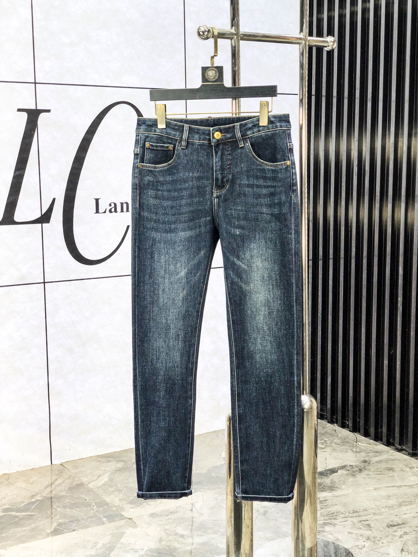 NO:651181,Lv. new autumn and winter official website counters are on sale simultaneously, 2025SS new autumn and winter men's casual jeans, original quality, counter-customized original denim fabric, logo pattern design, b pants body original hardware decoration, three-dimensional and clear, c super trendy personality, fashionable and stylish upper body!  Must-have items for trendy men, sizes 28-38, Louis Vuitton, Jeans, Alexander Wang19860909Lv.秋冬新款官网专柜同步发售,2025SS秋冬新品男士休闲牛仔裤,原单品质,专柜定制原版牛仔面料,logo图案设计,b裤身原版五金辅料装饰,立体清晰,c超级潮流个性,上身时尚有型！潮男必备单品 码数28-38,,louis vuitton,jeans,alexander wang,Men's clothing