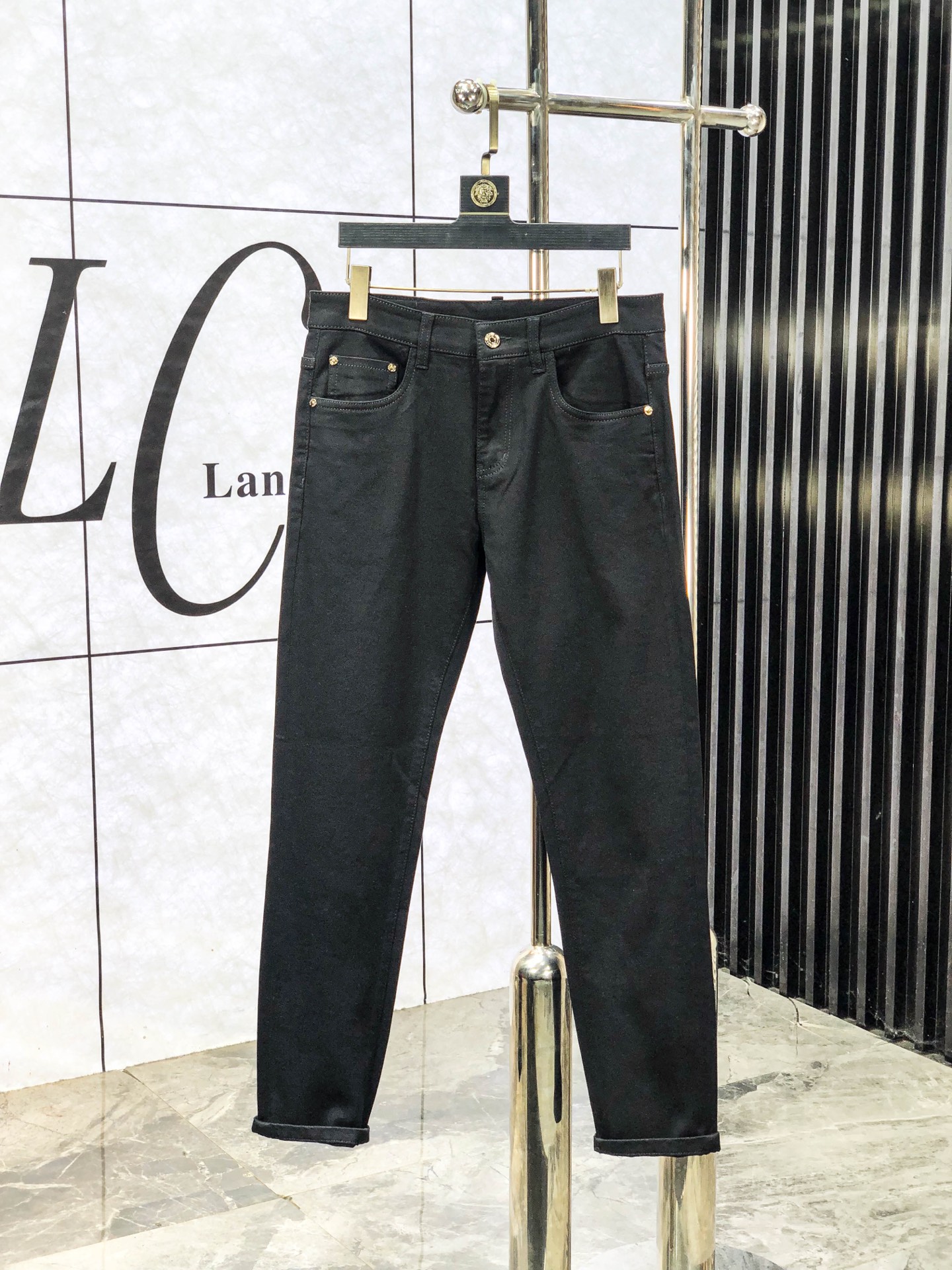 NO:651128,Burberry. Autumn and winter new models are on sale simultaneously at the official website counters. 2025SS new autumn and winter men's casual jeans, original quality, customized original denim fabrics at the counter, logo pattern design, b trouser body original hardware decoration, three-dimensional and clear, c super trendy personality, fashionable and stylish upper body!  Must-have items for trendy men in sizes 28-38, burberry, jeans, alexander wang19860909巴宝莉.秋冬新款官网专柜同步发售,2025SS秋冬新品男士休闲牛仔裤,原单品质,专柜定制原版牛仔面料,logo图案设计,b裤身原版五金辅料装饰,立体清晰,c超级潮流个性,上身时尚有型！潮男必备单品 码数28-38,,burberry,jeans,alexander wang,Men's clothing