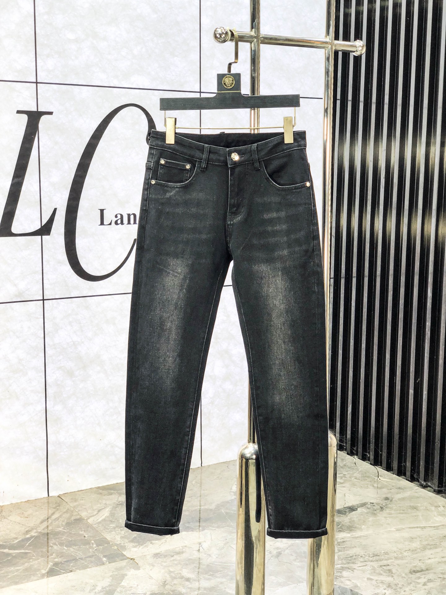 NO:651135,Prada. Autumn and winter new models are on sale simultaneously at the official website counter. 2025SS new autumn and winter men's casual jeans, original quality, customized original denim fabric at the counter, logo pattern design, b pants body original hardware decoration, clear three-dimensional, c super trendy personality, fashionable and stylish upper body!  Must-have items for trendy men in sizes 28-38, prada, jeans, alexander wang19860909普拉达.秋冬新款官网专柜同步发售,2025SS秋冬新品男士休闲牛仔裤,原单品质,专柜定制原版牛仔面料,logo图案设计,b裤身原版五金辅料装饰,立体清晰,c超级潮流个性,上身时尚有型！潮男必备单品 码数28-38,,prada,jeans,alexander wang,Men's clothing