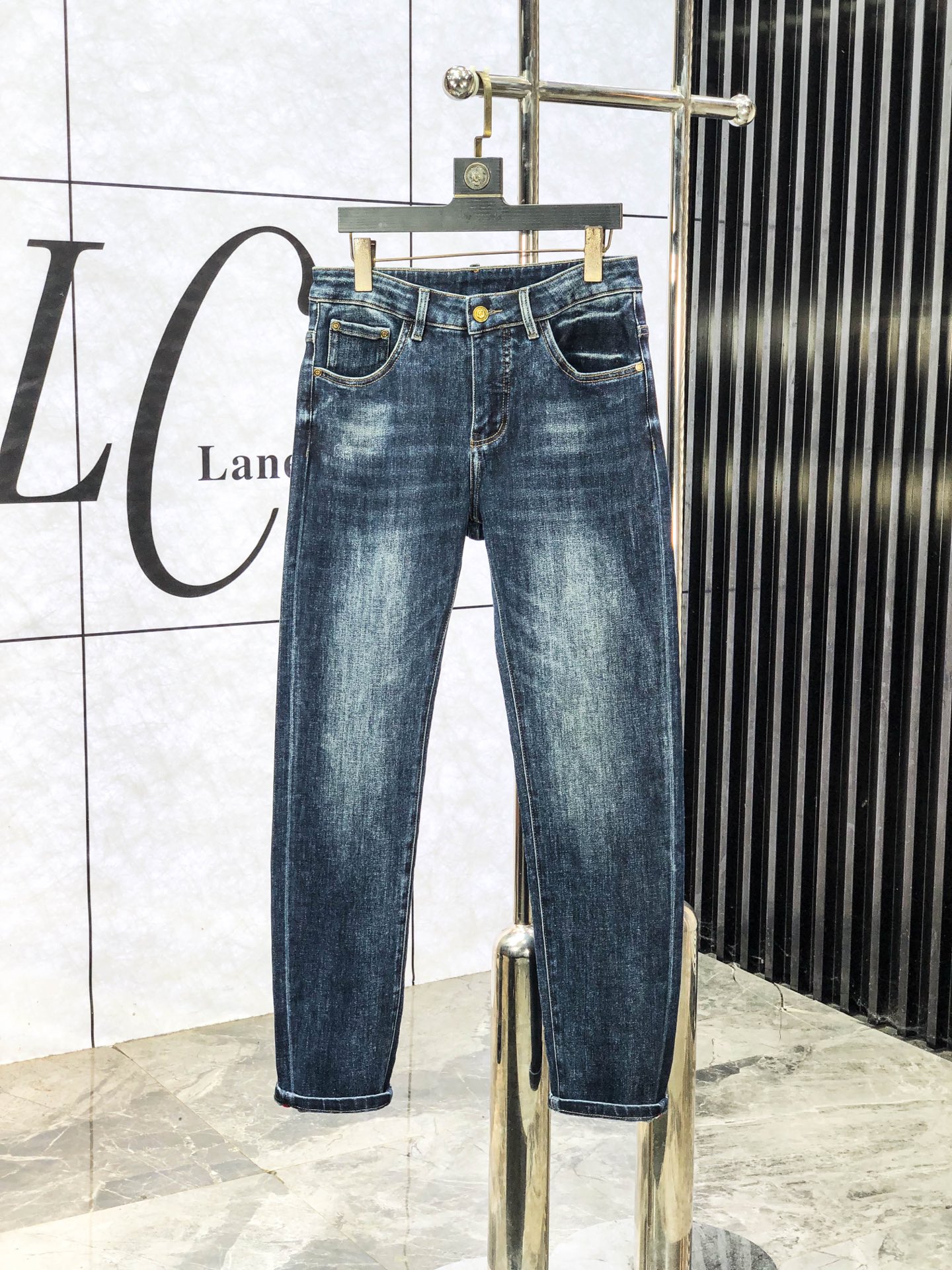 NO:613518,Dior. Autumn and winter new styles are on sale simultaneously at the official website counters. 2025SS new autumn and winter men’s casual jeans, original quality, counter-customized original denim fabrics, logo pattern design, b pants body original hardware decoration, clear three-dimensional, c super trendy personality, fashionable and stylish upper body!  Must-have items for trendy men in sizes 28-38, dior, jeans, alexander wang19860909Dior.秋冬新款官网专柜同步发售,2025SS秋冬新品男士休闲牛仔裤,原单品质,专柜定制原版牛仔面料,logo图案设计,b裤身原版五金辅料装饰,立体清晰,c超级潮流个性,上身时尚有型！潮男必备单品 码数28-38,,dior,jeans,alexander wang,Men's clothing