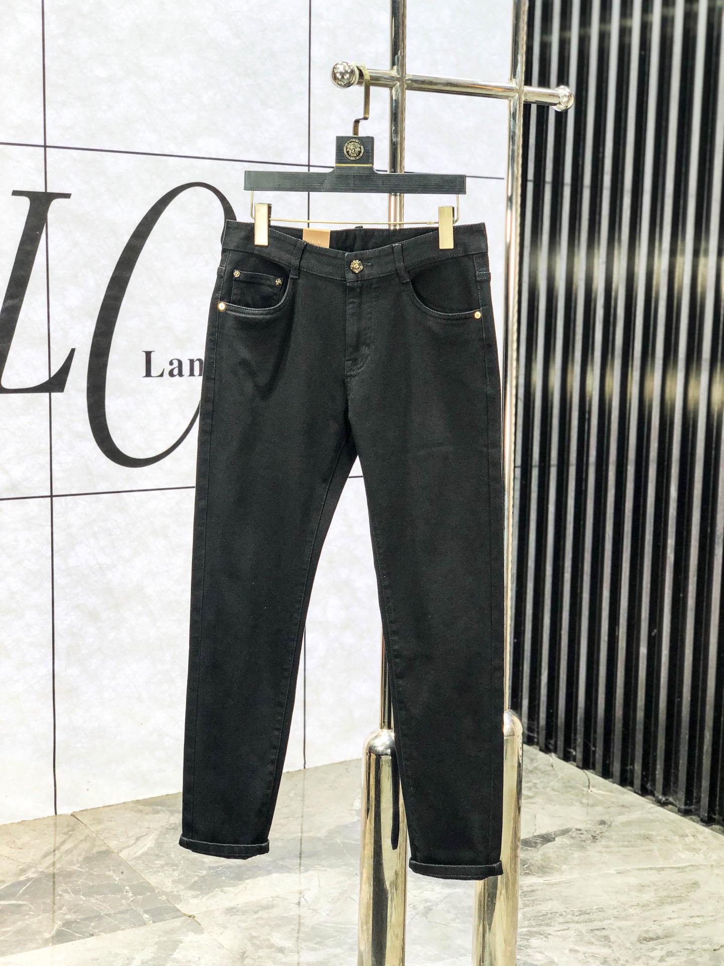 NO:613522,LV. Autumn and winter new models are on sale simultaneously at the official website counter. 2025SS new autumn and winter men's casual jeans, original quality, customized original denim fabric at the counter, logo pattern design, b pants body original hardware decoration, three-dimensional and clear, c super trendy personality, fashionable and stylish upper body!  Must-have items for trendy men, sizes 28-38, Louis Vuitton, Jeans, Alexander Wang19860909LV.秋冬新款官网专柜同步发售,2025SS秋冬新品男士休闲牛仔裤,原单品质,专柜定制原版牛仔面料,logo图案设计,b裤身原版五金辅料装饰,立体清晰,c超级潮流个性,上身时尚有型！潮男必备单品 码数28-38,,louis vuitton,jeans,alexander wang,Men's clothing