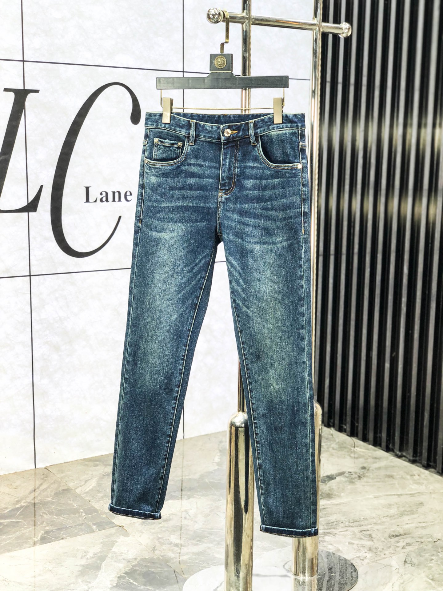 NO:613530,D&G. Autumn and winter new models are on sale simultaneously at the official website counter. 2025SS new autumn and winter men's casual jeans, original quality, customized original denim fabric at the counter, logo pattern design, b pants body original hardware decoration, clear three-dimensional, c super trendy personality, fashionable and stylish upper body!  Must-have items for trendy men in sizes 28-38, Dolce&Gabbana, jeans, alexander wang19860909D&G.秋冬新款官网专柜同步发售,2025SS秋冬新品男士休闲牛仔裤,原单品质,专柜定制原版牛仔面料,logo图案设计,b裤身原版五金辅料装饰,立体清晰,c超级潮流个性,上身时尚有型！潮男必备单品 码数28-38,,Dolce&Gabbana,jeans,alexander wang,Men's clothing