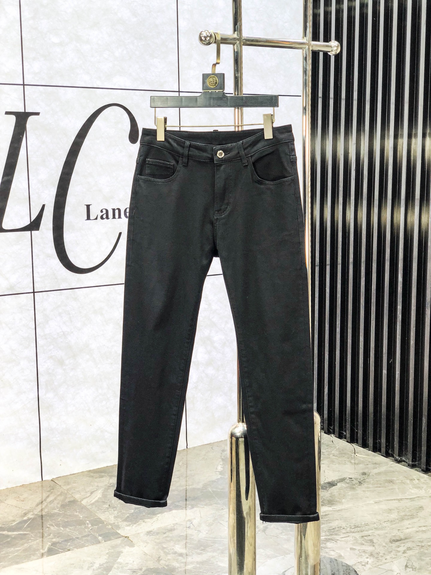 NO:613534,Lv. new autumn and winter official website counters are on sale simultaneously, 2025SS new autumn and winter men's casual jeans, original quality, counter-customized original denim fabric, logo pattern design, b pants body original hardware decoration, three-dimensional and clear, c super trendy personality, fashionable and stylish upper body!  Must-have items for trendy men, sizes 28-38, Louis Vuitton, Jeans, Alexander Wang19860909Lv.秋冬新款官网专柜同步发售,2025SS秋冬新品男士休闲牛仔裤,原单品质,专柜定制原版牛仔面料,logo图案设计,b裤身原版五金辅料装饰,立体清晰,c超级潮流个性,上身时尚有型！潮男必备单品 码数28-38,,louis vuitton,jeans,alexander wang,Men's clothing