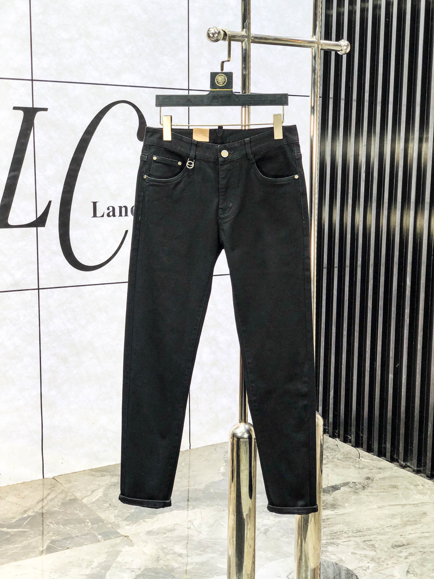 NO:613538,Fendi. Autumn and winter new styles are on sale simultaneously at the official website counter. 2025SS new autumn and winter men's casual jeans, original quality, counter-customized original denim fabric, logo pattern design, b pants body original hardware decoration, three-dimensional and clear, c super trendy personality, fashionable and stylish upper body!  Must-have items for trendy men in sizes 28-38, fendi, jeans, alexander wang19860909芬迪.秋冬新款官网专柜同步发售,2025SS秋冬新品男士休闲牛仔裤,原单品质,专柜定制原版牛仔面料,logo图案设计,b裤身原版五金辅料装饰,立体清晰,c超级潮流个性,上身时尚有型！潮男必备单品 码数28-38,,fendi,jeans,alexander wang,Men's clothing