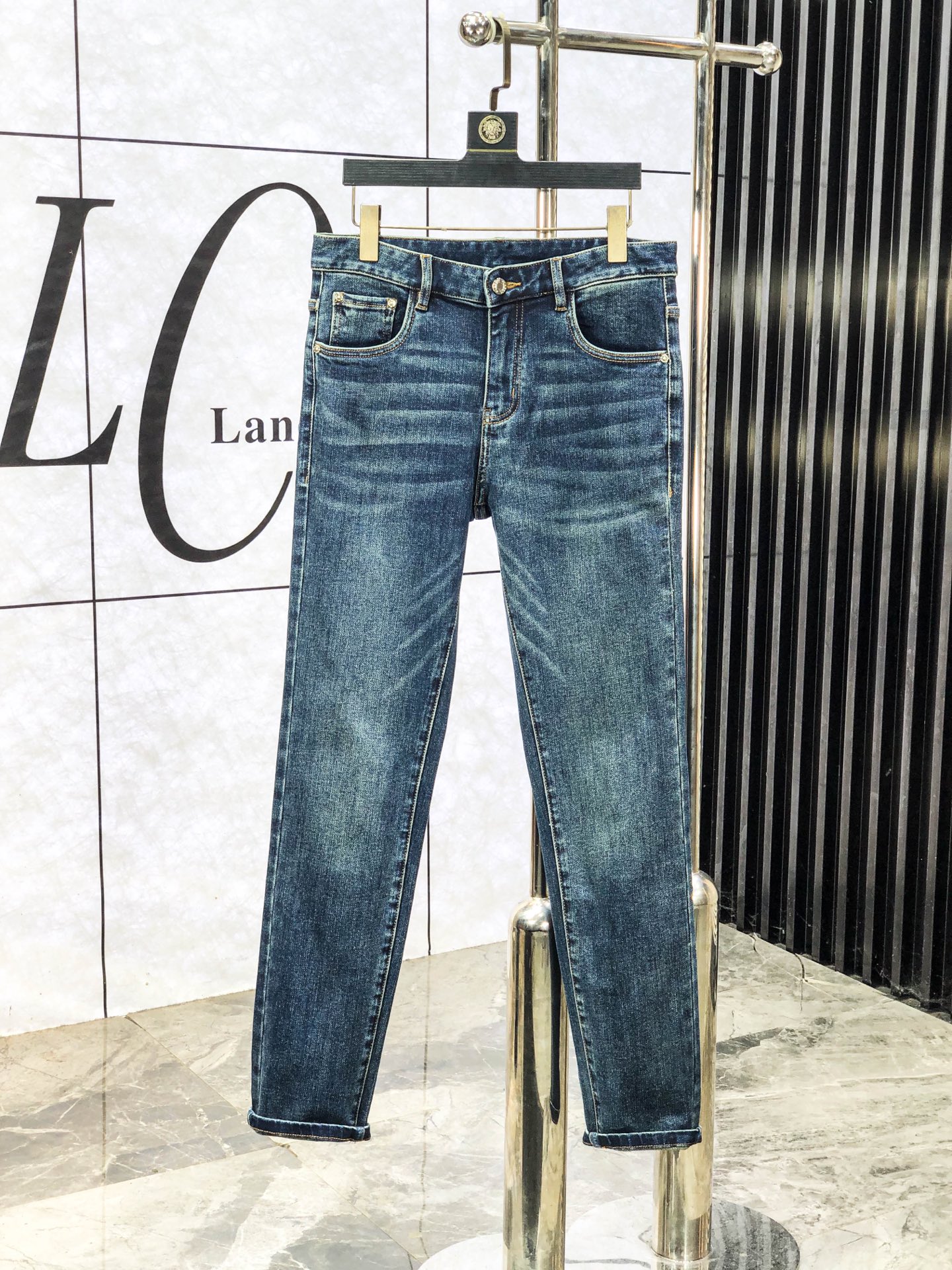 NO:613546,Mengkou. The new autumn and winter official website counters are on sale simultaneously, 2025SS new autumn and winter men's casual jeans, original quality, counter-customized original denim fabric, logo pattern design, b pants body original hardware decoration, three-dimensional and clear, c super trendy personality, fashionable and stylish upper body!  Must-have items for trendy men in sizes 28-38, Moncler, jeans, alexander wang19860909蒙口 .秋冬新款官网专柜同步发售,2025SS秋冬新品男士休闲牛仔裤,原单品质,专柜定制原版牛仔面料,logo图案设计,b裤身原版五金辅料装饰,立体清晰,c超级潮流个性,上身时尚有型！潮男必备单品 码数28-38,,Moncler,jeans,alexander wang,Men's clothing