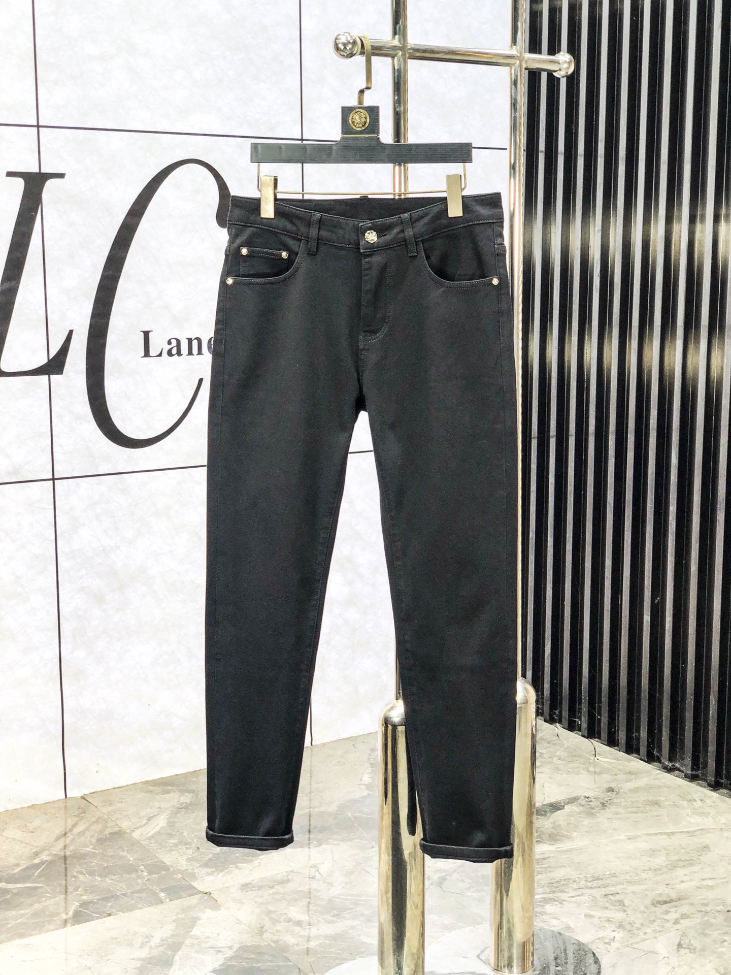 NO:613555,Prada. Autumn and winter new models are on sale simultaneously at the official website counter. 2025SS new autumn and winter men's casual jeans, original quality, customized original denim fabric at the counter, logo pattern design, b pants body original hardware decoration, clear three-dimensional, c super trendy personality, fashionable and stylish upper body!  Must-have items for trendy men in sizes 28-38, prada, jeans, alexander wang19860909普拉达.秋冬新款官网专柜同步发售,2025SS秋冬新品男士休闲牛仔裤,原单品质,专柜定制原版牛仔面料,logo图案设计,b裤身原版五金辅料装饰,立体清晰,c超级潮流个性,上身时尚有型！潮男必备单品 码数28-38,,prada,jeans,alexander wang,Men's clothing