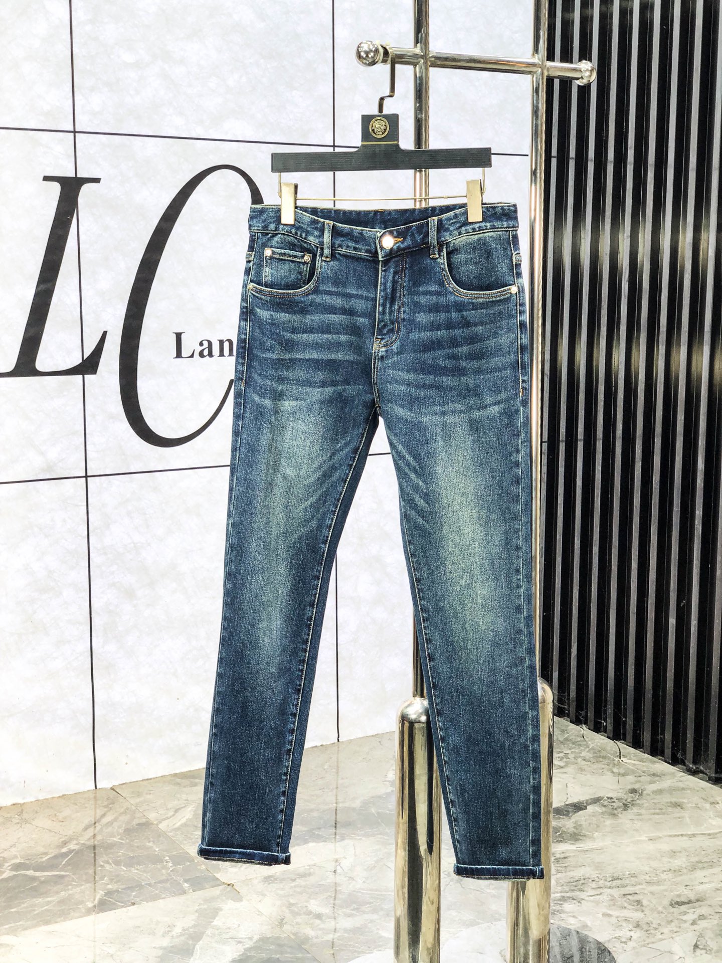 NO:613559,Kroxin. The new autumn and winter official website counters are on sale simultaneously, 2025SS new autumn and winter men's casual jeans, original quality, counter-customized original denim fabric, logo pattern design, b pants body original hardware decoration, three-dimensional and clear, c super trendy personality, fashionable and stylish upper body!  Must-have items for trendy men, sizes 28-38, chrome hearts, jeans, alexander wang19860909克罗心.秋冬新款官网专柜同步发售,2025SS秋冬新品男士休闲牛仔裤,原单品质,专柜定制原版牛仔面料,logo图案设计,b裤身原版五金辅料装饰,立体清晰,c超级潮流个性,上身时尚有型！潮男必备单品 码数28-38,,chrome hearts,jeans,alexander wang,Men's clothing