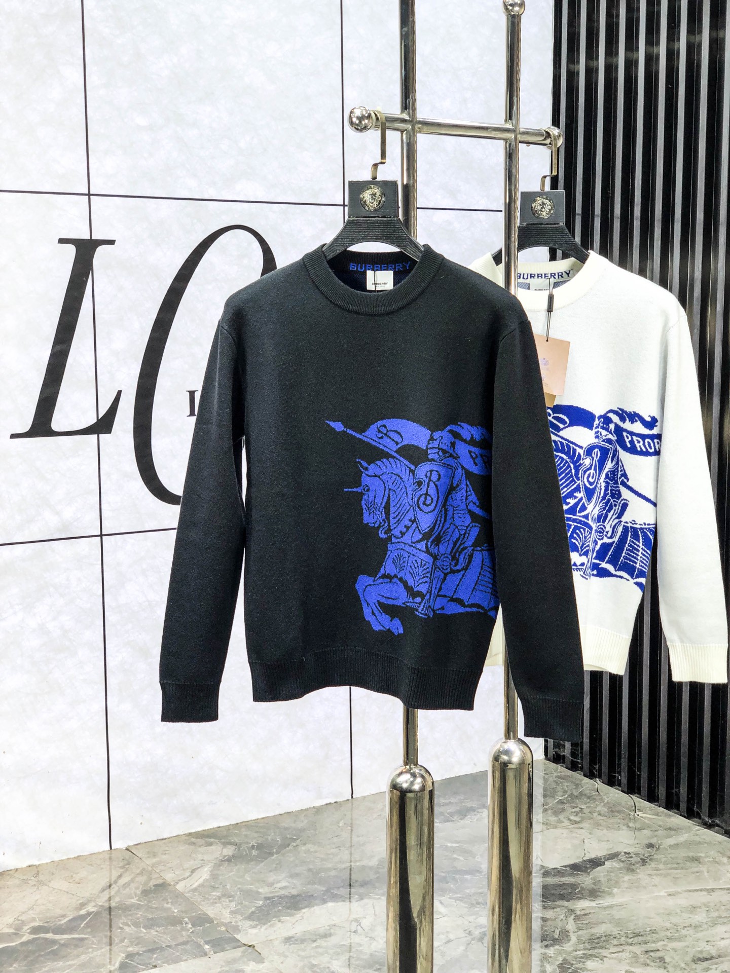 NO:613527,.Burberry. 2025ss new autumn and winter soft round neck wool sweater, exclusive design!  A sweater with super smooth lines of knitted wool and cotton that is very in line with the aesthetic tone. The most basic style has a minimalist and low-key luxury style. In the fashion industry, the simpler the item, the easier it is to show a high-end fashion sense. The wool fabric provided by customers is soft and comfortable to the touch, and has excellent skin-friendlyness. It is a very fashionable style for reducing age. It is a must-have item!  Counter size m-3xL. Wear 175/130 catties. Please state your height and weight when placing an order, burberry, sweaters, alexander wang19860909.巴宝莉.2025ss秋冬新品 柔软圆领羊毛针织衫,设计独家呈现！针织羊毛棉超级流畅线条感极符合美学基调的一款毛衣,最基础的款式以极简低调的奢华风格,b在时尚界越简单的单品,越极易彰显出高级时髦感,客供羊毛面料,触感柔软舒适,亲肤性极佳,极具减龄时髦款式,必入单品！专柜码数m-3xL .m穿175/130斤.下单报身高体重,,burberry,sweaters,alexander wang,Men's clothing