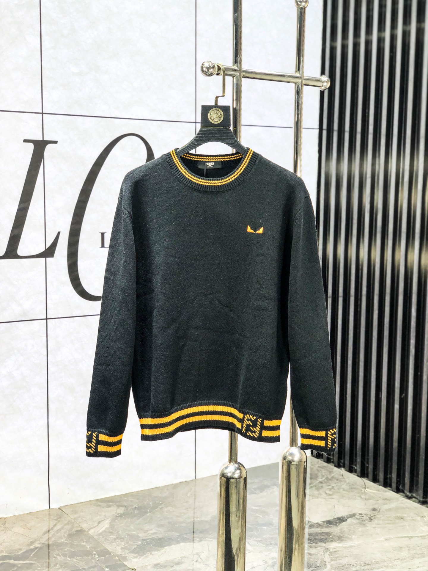 NO:609100,.FENDI. 2025ss new fall and winter product, soft round neck wool sweater, exclusive design!  A sweater with super smooth lines of knitted wool and cotton that is very in line with the aesthetic tone. The most basic style has a minimalist and low-key luxury style. In the fashion industry, the simpler the item, the easier it is to show a high-end fashion sense. The wool fabric provided by customers is soft and comfortable to the touch, and has excellent skin-friendlyness. It is a very fashionable style for reducing age. It is a must-have item!  Counter size m-3xL. Wear 175/130 catties. Please state your height and weight when placing an order, fendi, sweaters, alexander wang19860909.芬迪.2025ss秋冬新品 柔软圆领羊毛针织衫,设计独家呈现！针织羊毛棉超级流畅线条感极符合美学基调的一款毛衣,最基础的款式以极简低调的奢华风格,b在时尚界越简单的单品,越极易彰显出高级时髦感,客供羊毛面料,触感柔软舒适,亲肤性极佳,极具减龄时髦款式,必入单品！专柜码数m-3xL .m穿175/130斤.下单报身高体重,,fendi,sweaters,alexander wang,Men's clothing