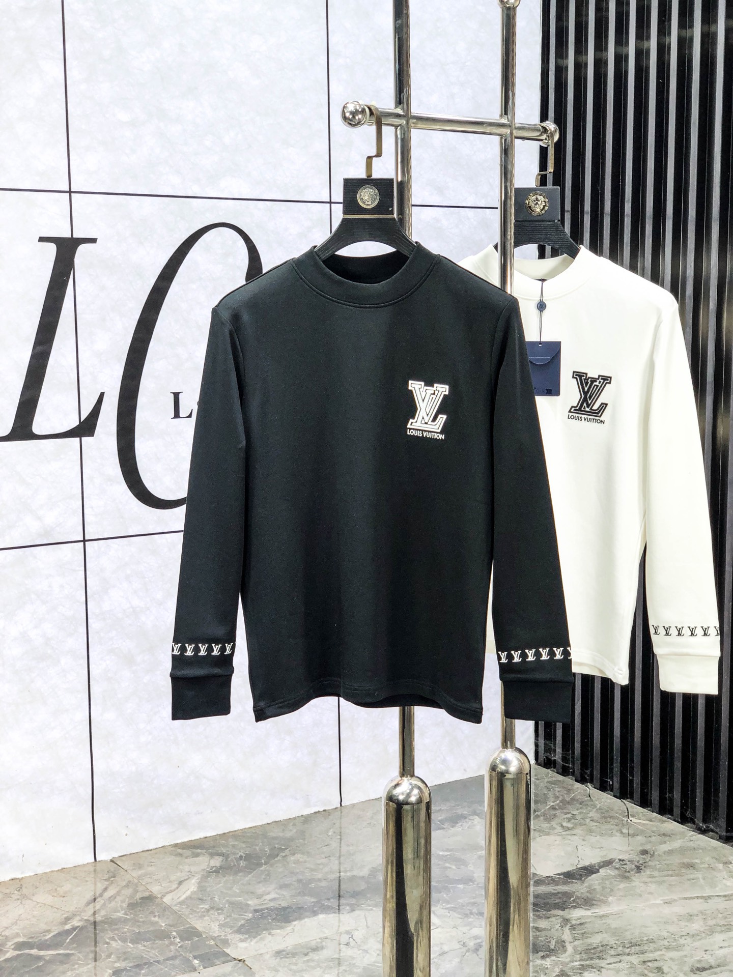 NO:609105,.Lv.25ss new bottoming shirt, streamlined round neck and long sleeves, classic work, super fashionable streamlined long T is a holy item for single wear and inner wear. Selected and customized for customers.  Made of velvet-like material, the surface is soft and delicate, and it is very skin-friendly and comfortable. It can not only give you a fashionable and stylish dressing effect, but also provide effective warmth and comfort. It has high elasticity and can control various body shapes. It has excellent appearance and texture, and is definitely a must-have item for everyone!  One of the biggest selling points this year!  !  !  The classic micro-mark logo embellishment and the overall neat and detailed cutting embody a natural sense of grandeur. The overall clean style reveals a low-key and luxurious high-end fashion sense!  s-xxL.s wears 175/130 pounds,,louis vuitton,alexander wang19860909.Lv.25ss新款打底衫 精简圆领长袖 经典著作,超时髦的精简款长T属于单穿内搭的圣品.甄选客供定织 绒感类材质制成,表面软糯细腻质地,b相当亲肤舒适,既能给你时尚有型的着身效果,又能起到有效的保暖舒适性,高弹力,可驾驭各种身形.极佳的品相质感,绝对是当之无愧的人手必入单品！今年最大卖点之一！！！经典微标logo缀饰,整体工整细密的走线裁剪,更是体现着一种浑然天成的大气感,整体净版的款式更是显露出低调奢华的高级时尚感！ s-xxL.s穿175/130斤,,louis vuitton,alexander wang,Men's clothing