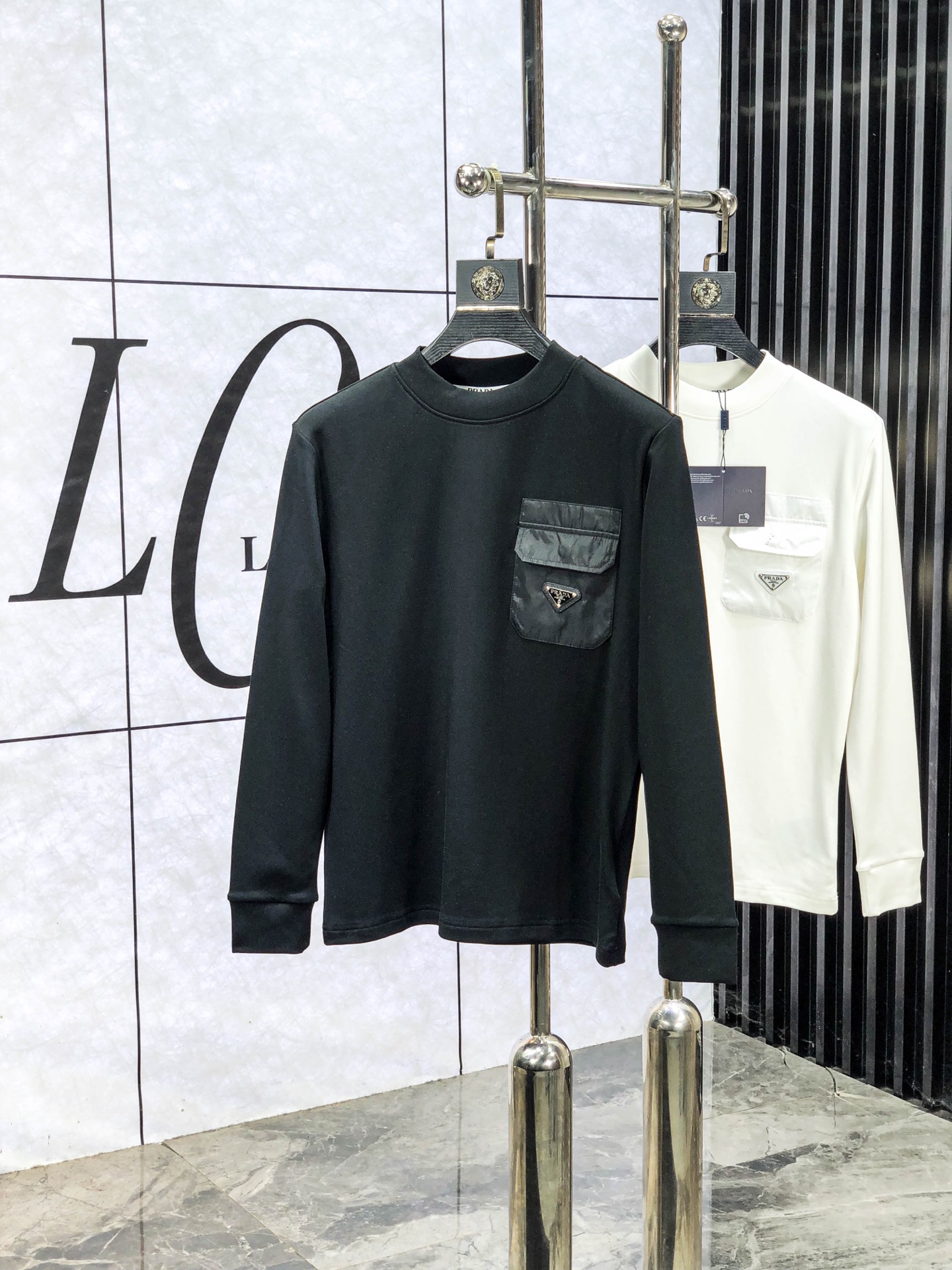 NO:609061,.Prada .25ss new bottoming shirt, streamlined round neck and long sleeves, classic work, super fashionable streamlined long T is a holy item for single wear and inner wear. Selected and customized for customers.  Made of velvet-like material, the surface is soft and delicate, and it is very skin-friendly and comfortable. It can not only give you a fashionable and stylish dressing effect, but also provide effective warmth and comfort. It has high elasticity and can control various body shapes. It has excellent appearance and texture, and is definitely a must-have item for everyone!  One of the biggest selling points this year!  !  !  The classic micro-mark logo embellishment and the overall neat and detailed cutting embody a natural sense of grandeur. The overall clean style reveals a low-key and luxurious high-end fashion sense!  s-xxL.s wears 175/130 pounds, prada, alexander wang19860909.普拉达.25ss新款打底衫 精简圆领长袖 经典著作,超时髦的精简款长T属于单穿内搭的圣品.甄选客供定织 绒感类材质制成,表面软糯细腻质地,b相当亲肤舒适,既能给你时尚有型的着身效果,又能起到有效的保暖舒适性,高弹力,可驾驭各种身形.极佳的品相质感,绝对是当之无愧的人手必入单品！今年最大卖点之一！！！经典微标logo缀饰,整体工整细密的走线裁剪,更是体现着一种浑然天成的大气感,整体净版的款式更是显露出低调奢华的高级时尚感！ s-xxL.s穿175/130斤,,prada,alexander wang,Men's clothing