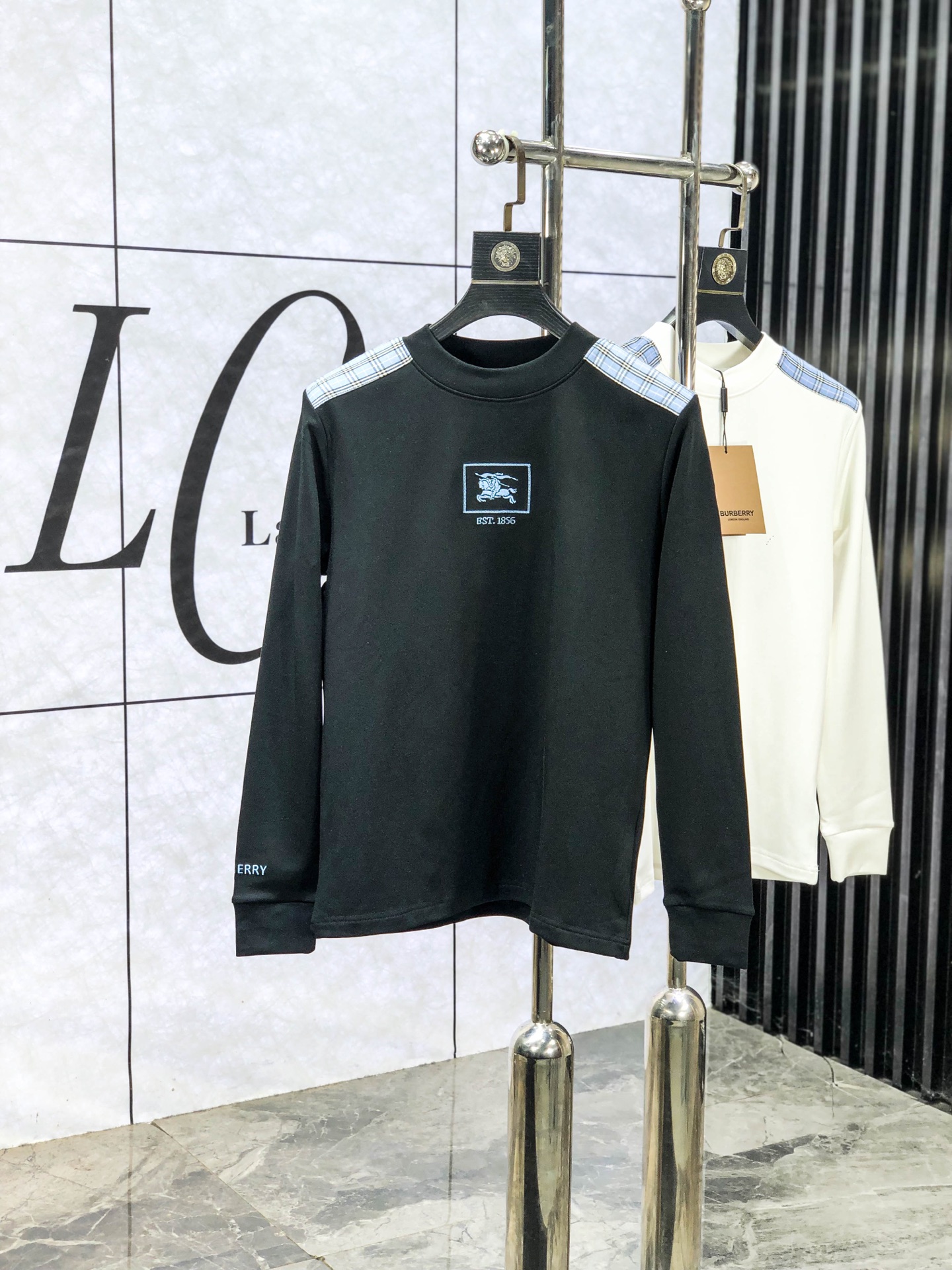 NO:609066,.Burberry .25ss new bottoming shirt, streamlined round neck and long sleeves, classic work, super fashionable streamlined long T is a holy item for single wear and inner wear. Selected and customized for customers.  Made of velvet-like material, the surface is soft and delicate, and it is very skin-friendly and comfortable. It can not only give you a fashionable and stylish dressing effect, but also provide effective warmth and comfort. It has high elasticity and can control various body shapes. It has excellent appearance and texture, and is definitely a must-have item for everyone!  One of the biggest selling points this year!  !  !  The classic micro-mark logo embellishment and the overall neat and detailed cutting embody a natural sense of grandeur. The overall clean style reveals a low-key and luxurious high-end fashion sense!  s-xxL.s wears 175/130 pounds,,burberry,alexander wang19860909.巴宝莉.25ss新款打底衫 精简圆领长袖 经典著作,超时髦的精简款长T属于单穿内搭的圣品.甄选客供定织 绒感类材质制成,表面软糯细腻质地,b相当亲肤舒适,既能给你时尚有型的着身效果,又能起到有效的保暖舒适性,高弹力,可驾驭各种身形.极佳的品相质感,绝对是当之无愧的人手必入单品！今年最大卖点之一！！！经典微标logo缀饰,整体工整细密的走线裁剪,更是体现着一种浑然天成的大气感,整体净版的款式更是显露出低调奢华的高级时尚感！ s-xxL.s穿175/130斤,,burberry,alexander wang,Men's clothing