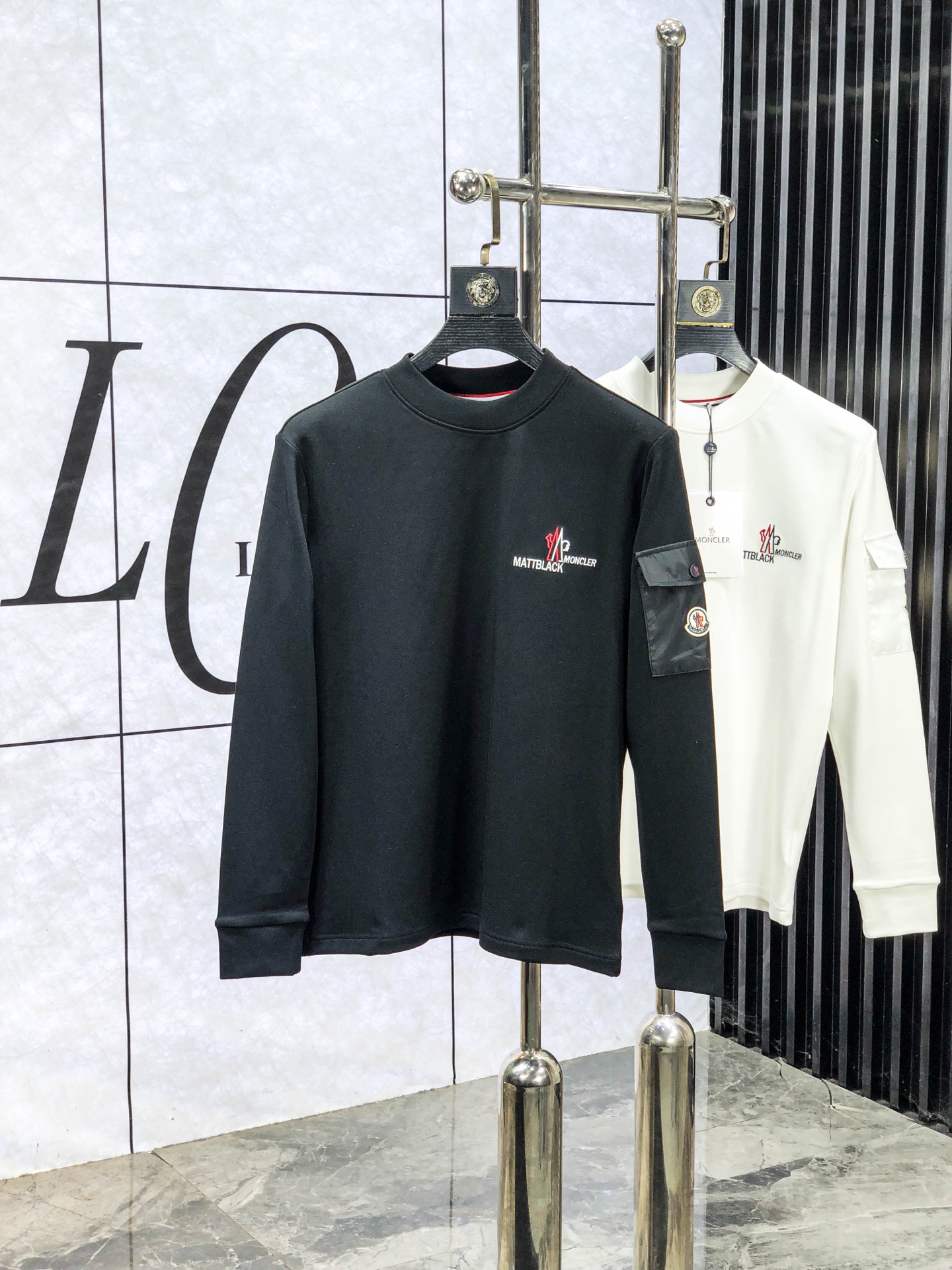 NO:609071,.Mask. 25ss new bottoming shirt. Streamlined round neck and long sleeves. Classic work. Super fashionable streamlined long T. It is a holy item for single wear and inner wear. Selected and customized for customers.  Made of velvet-like material, the surface is soft and delicate, and it is very skin-friendly and comfortable. It can not only give you a fashionable and stylish dressing effect, but also provide effective warmth and comfort. It has high elasticity and can control various body shapes. It has excellent appearance and texture, and is definitely a must-have item for everyone!  One of the biggest selling points this year!  !  !  The classic micro-mark logo embellishment and the overall neat and detailed cutting embody a natural sense of grandeur. The overall clean style reveals a low-key and luxurious high-end fashion sense!  s-xxL.s wears 175/130 pounds,,Moncler,alexander wang19860909.蒙口.25ss新款打底衫 精简圆领长袖 经典著作,超时髦的精简款长T属于单穿内搭的圣品.甄选客供定织 绒感类材质制成,表面软糯细腻质地,b相当亲肤舒适,既能给你时尚有型的着身效果,又能起到有效的保暖舒适性,高弹力,可驾驭各种身形.极佳的品相质感,绝对是当之无愧的人手必入单品！今年最大卖点之一！！！经典微标logo缀饰,整体工整细密的走线裁剪,更是体现着一种浑然天成的大气感,整体净版的款式更是显露出低调奢华的高级时尚感！ s-xxL.s穿175/130斤,,Moncler,alexander wang,Men's clothing