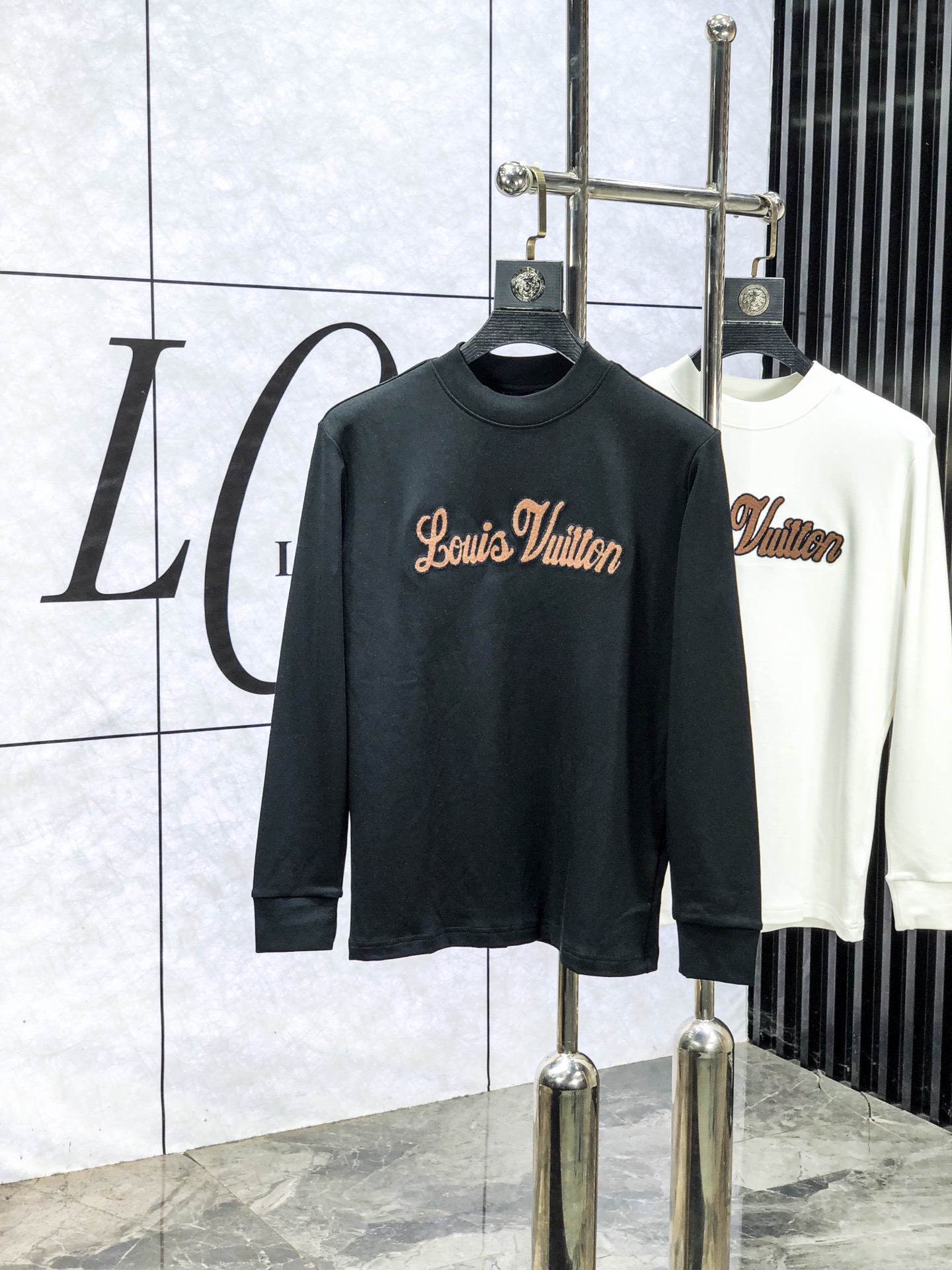 NO:609076,.Lv.25ss new bottoming shirt, streamlined round neck and long sleeves, classic work, super fashionable streamlined long T is a holy item for single wear and inner wear. Selected and customized for customers.  Made of velvet-like material, the surface is soft and delicate, and it is very skin-friendly and comfortable. It can not only give you a fashionable and stylish dressing effect, but also provide effective warmth and comfort. It has high elasticity and can control various body shapes. It has excellent appearance and texture, and is definitely a must-have item for everyone!  One of the biggest selling points this year!  !  !  The classic micro-mark logo embellishment and the overall neat and detailed cutting embody a natural sense of grandeur. The overall clean style reveals a low-key and luxurious high-end fashion sense!  s-xxL.s wears 175/130 pounds,,louis vuitton,alexander wang19860909.Lv.25ss新款打底衫 精简圆领长袖 经典著作,超时髦的精简款长T属于单穿内搭的圣品.甄选客供定织 绒感类材质制成,表面软糯细腻质地,b相当亲肤舒适,既能给你时尚有型的着身效果,又能起到有效的保暖舒适性,高弹力,可驾驭各种身形.极佳的品相质感,绝对是当之无愧的人手必入单品！今年最大卖点之一！！！经典微标logo缀饰,整体工整细密的走线裁剪,更是体现着一种浑然天成的大气感,整体净版的款式更是显露出低调奢华的高级时尚感！ s-xxL.s穿175/130斤,,louis vuitton,alexander wang,Men's clothing