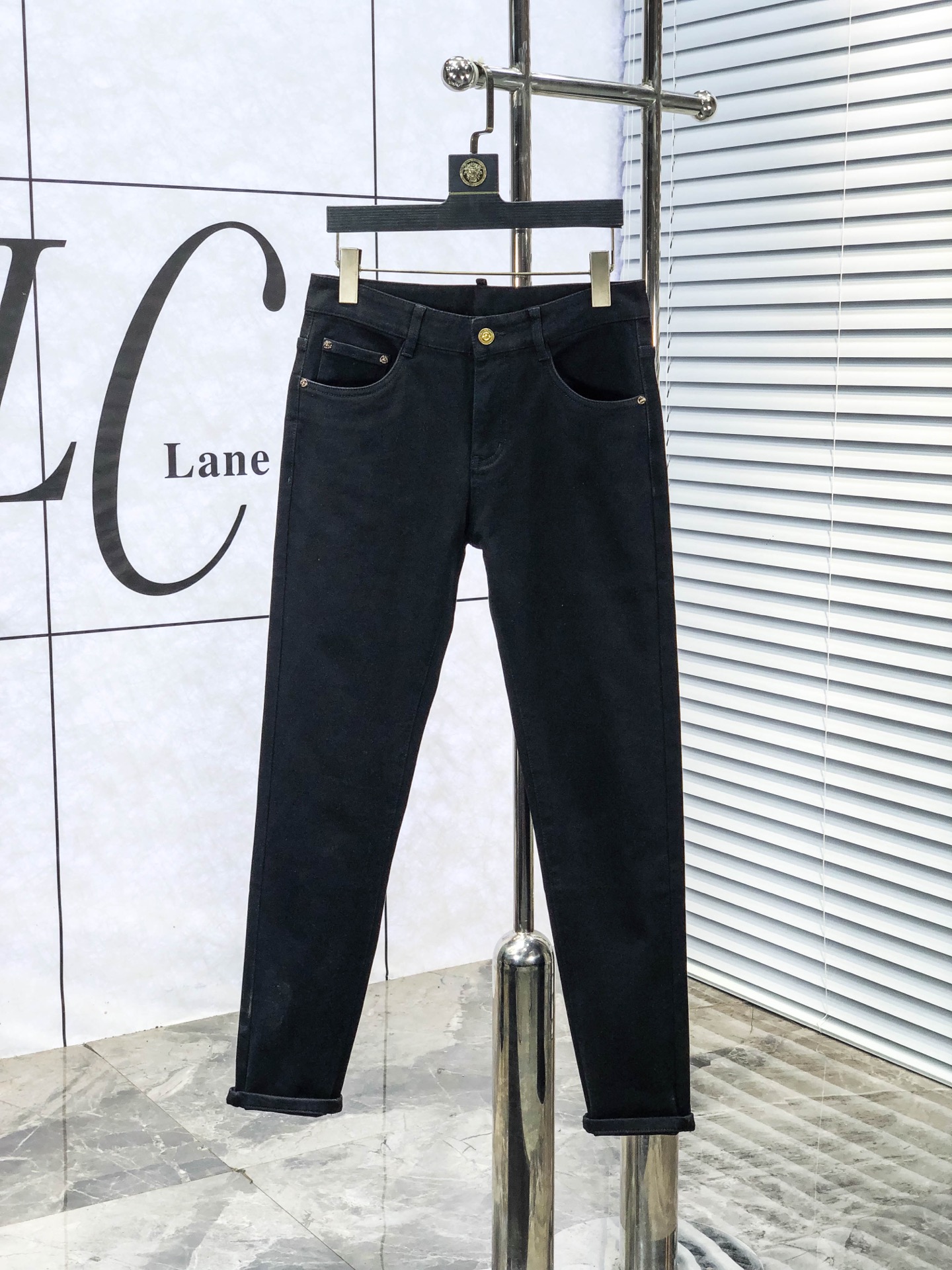 NO:611295,Mengkou. 2025 autumn and winter high fashion sense, super soft denim fabric, light-colored washed jeans. The fabric is very special, ultra-fine fine imitation cotton yarn blend, super soft and comfortable. It has the casual and casual feel of denim, but also has a sense of relaxation and fashion. The fabric surface is refreshing, slightly elastic, and super soft for a long wearing time. The whole pair of pants is made of traditional hand-rubbing technology, and is washed with natural stone and light fermentation. The details are exquisite.  Size 29-38,,Moncler,jeans,alexander wang19860909蒙口.2025秋冬高级时装感,超柔牛仔面料 , 浅色洗水牛仔裤. 面料很特殊,超细精仿棉纱混纺,超柔舒适感. 具备牛仔随性感 ,休闲感 ,b亦有轻松感 ,时尚感. 布面清爽,微弹力,c超柔穿着时间长, 整条裤子全传统手擦工艺,自然石磨轻酵洗水.细节精致感. 尺码29-38,,Moncler,jeans,alexander wang,Men's clothing