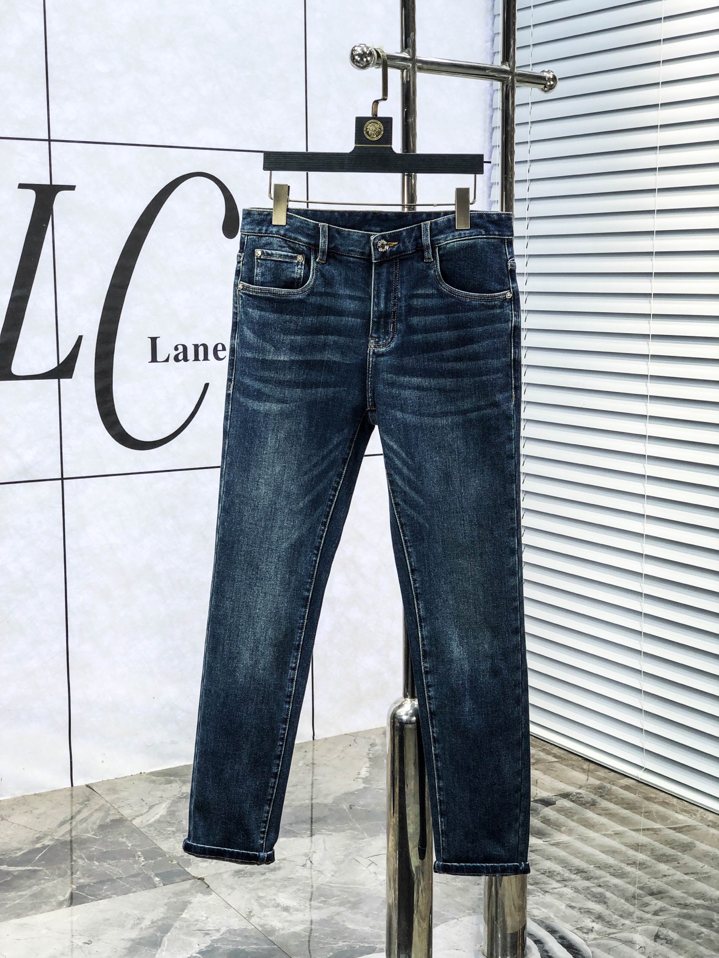 NO:611291,Prada. 2025 autumn and winter high fashion sense, super soft denim fabric, light-colored washed jeans. The fabric is very special, ultra-fine fine imitation cotton yarn blend, super soft and comfortable. It has the casual and casual feeling of denim, but also has a sense of relaxation and fashion. The fabric surface is refreshing, slightly elastic, and super soft for a long time to wear. The whole pair of pants is made of traditional hand-rubbing technology, and is washed with natural stone and light fermentation. The details are exquisite.  Size 29-38,,prada,jeans,alexander wang19860909普拉达.2025秋冬高级时装感,超柔牛仔面料 , 浅色洗水牛仔裤. 面料很特殊,超细精仿棉纱混纺,超柔舒适感. 具备牛仔随性感 ,休闲感 ,b亦有轻松感 ,时尚感. 布面清爽,微弹力,c超柔穿着时间长, 整条裤子全传统手擦工艺,自然石磨轻酵洗水.细节精致感. 尺码29-38,,prada,jeans,alexander wang,Men's clothing